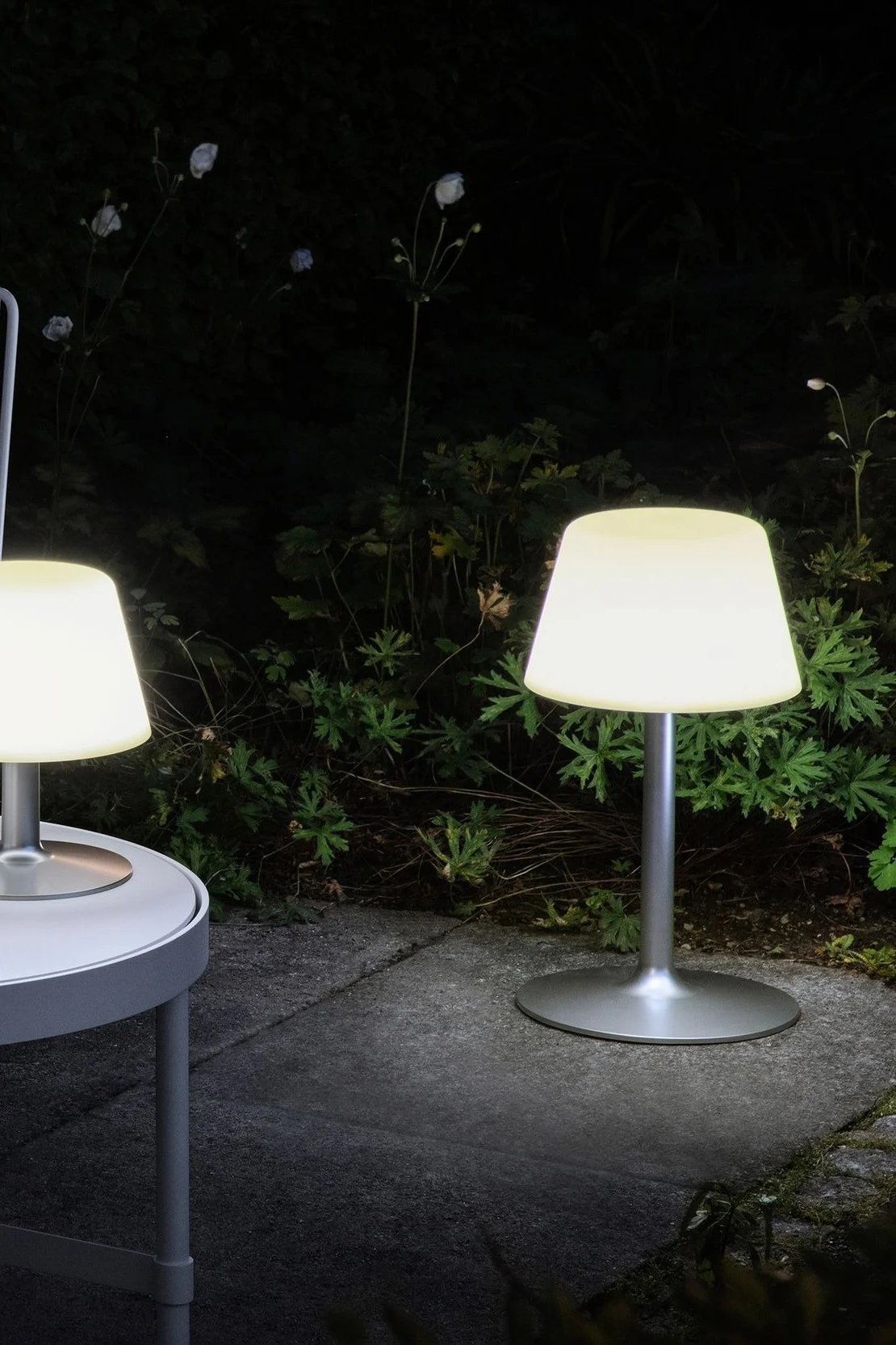 Éclairez votre jardin ou votre terrasse avec des lanternes et des photophores d'extérieur, par exemple avec la lampe solaire SunLight Lounge d'Eva Solo, qui est disponible en trois tailles différentes.
