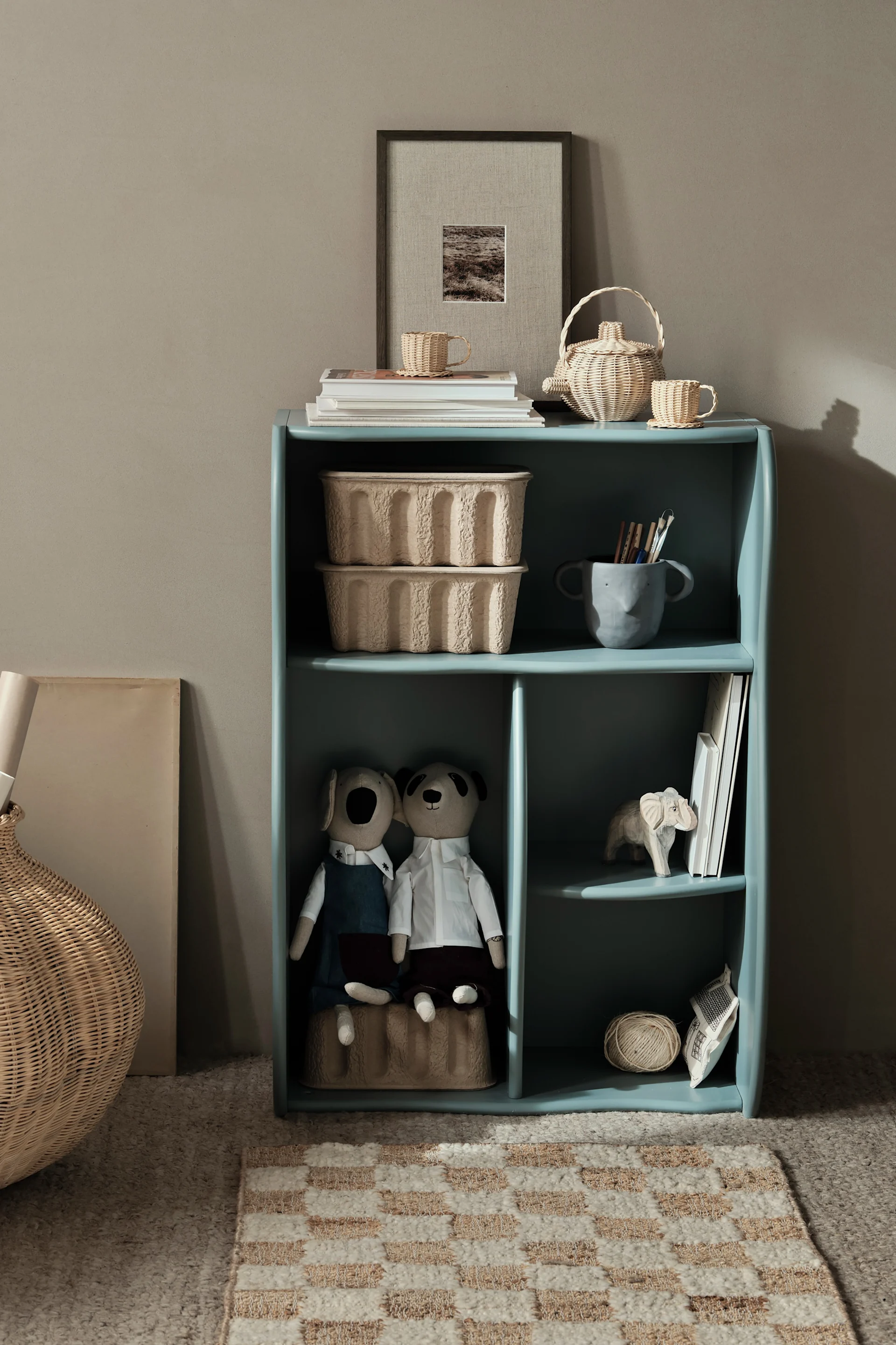 Organisez la chambre des enfants avec l'étagère à livres bleue Slope de Ferm Living. 