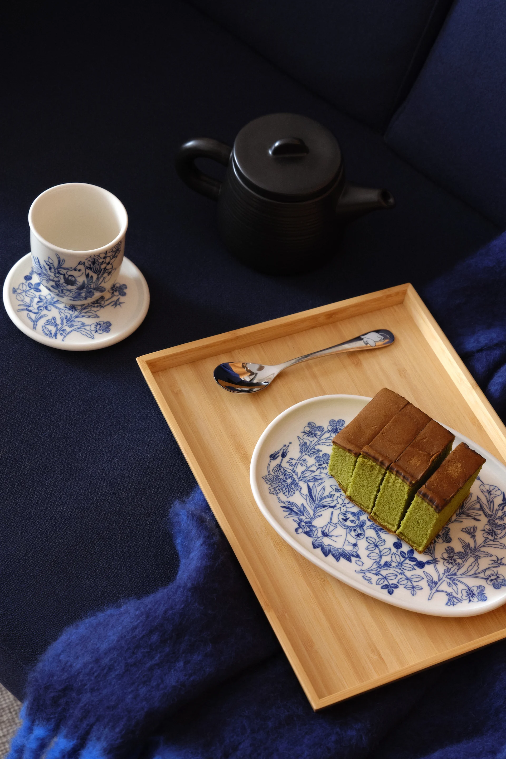 La collection Haru est une combinaison de style japonais et scandinave. Vous pouvez voir ici le mug Moomin et l'assiette avec un gâteau dessus.