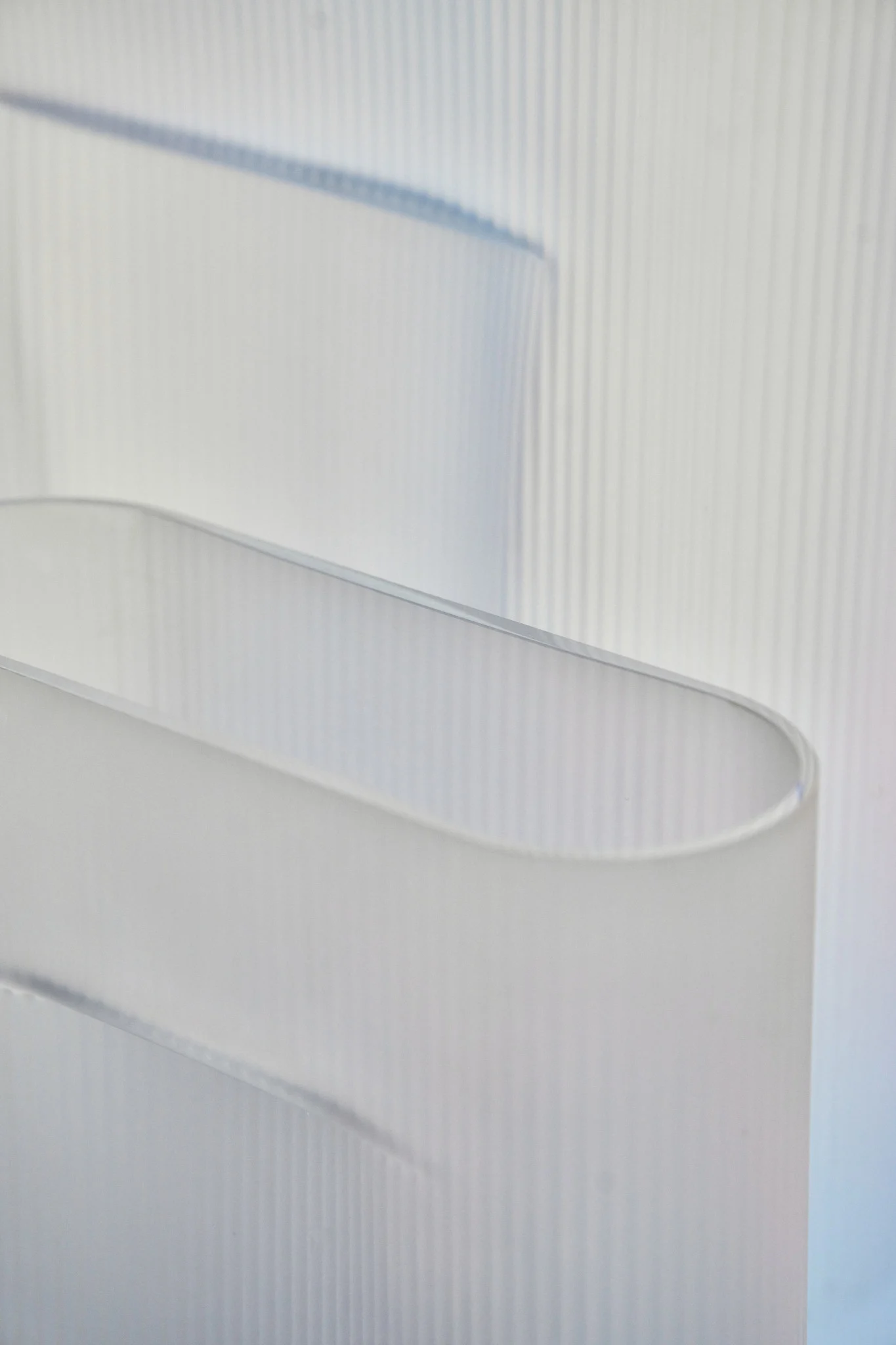 Vous pouvez voir ici deux vases Ridge en verre dépoli de Muuto.