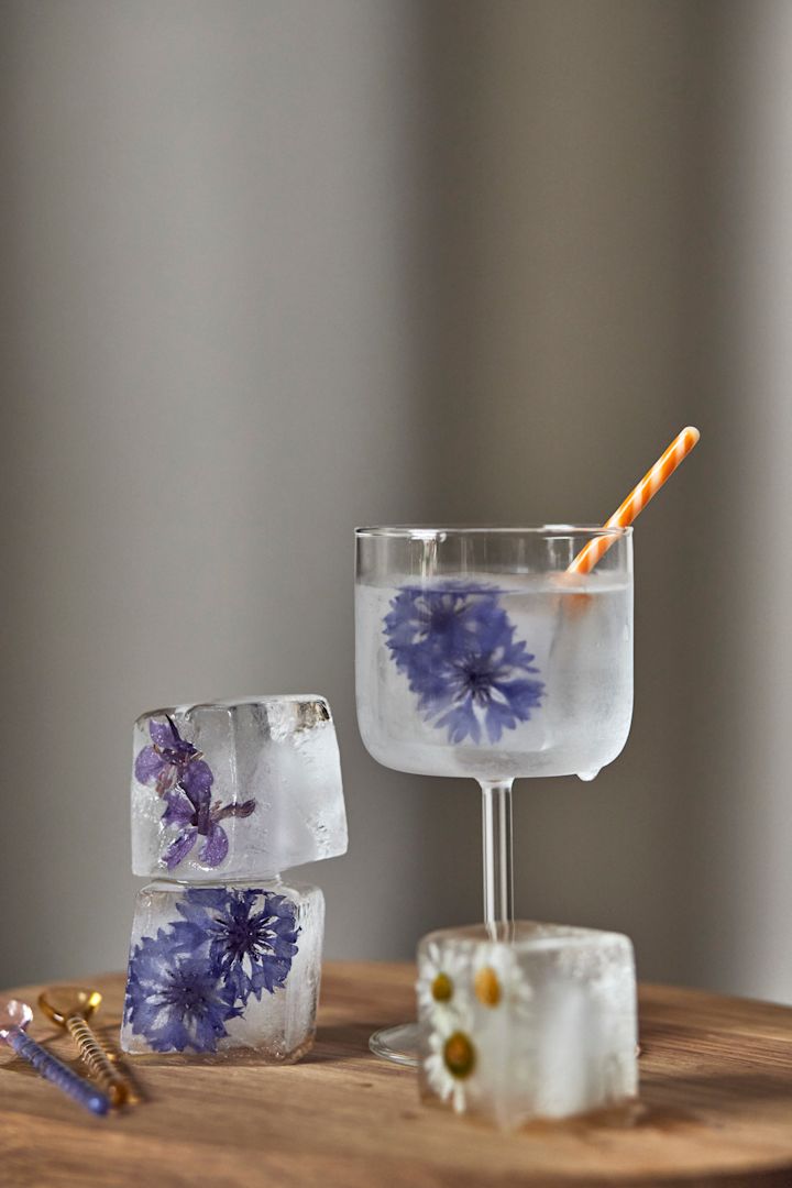 Congelez des fleurs ou des fruits dans des bacs à glaçons et utilisez-les pour décorer votre cocktail sans alcool.