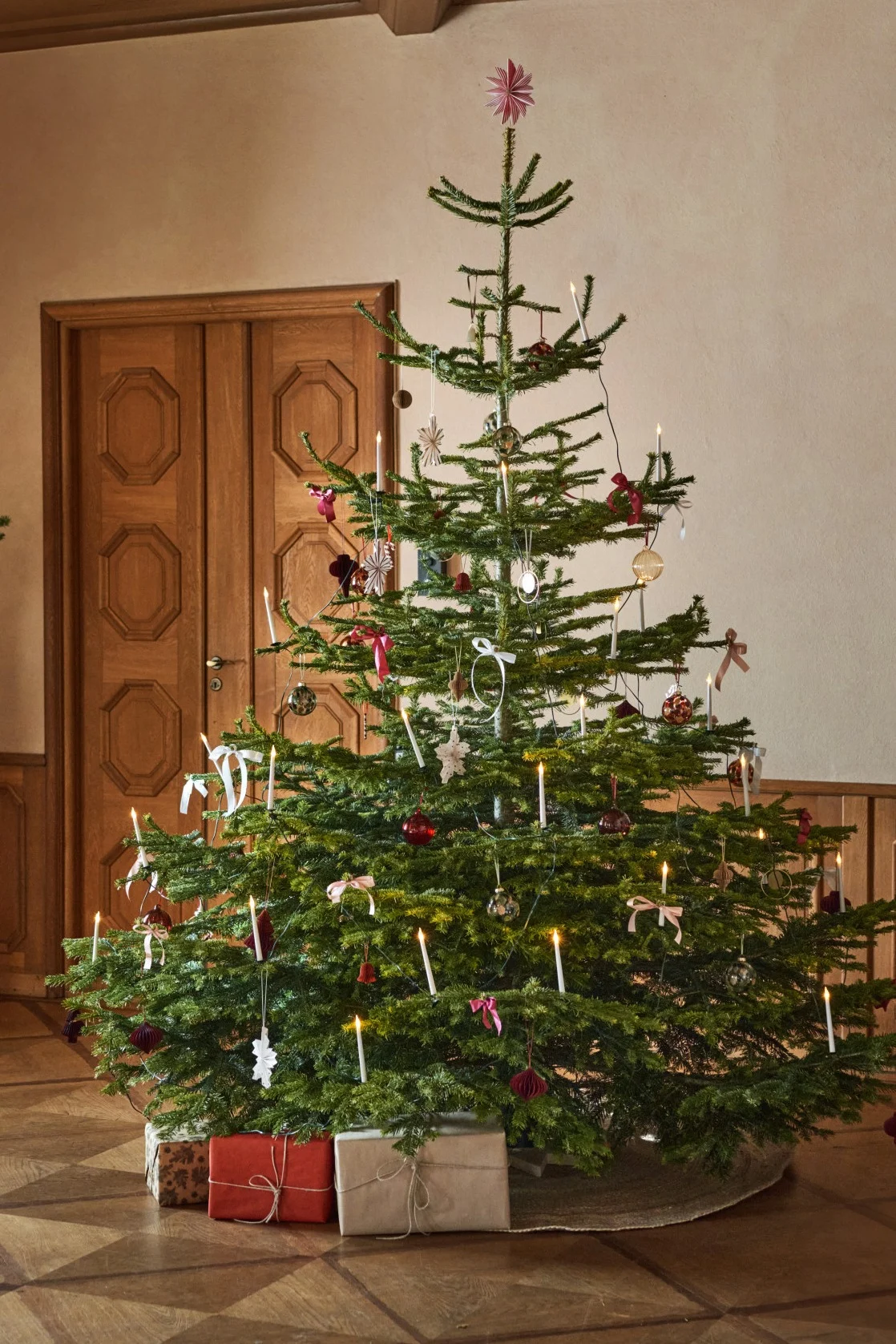 Un sapin de Noël décoré de manière festive est également indispensable en Suède à Noël. Vous pouvez voir ici un sapin décoré par Scandi Living.