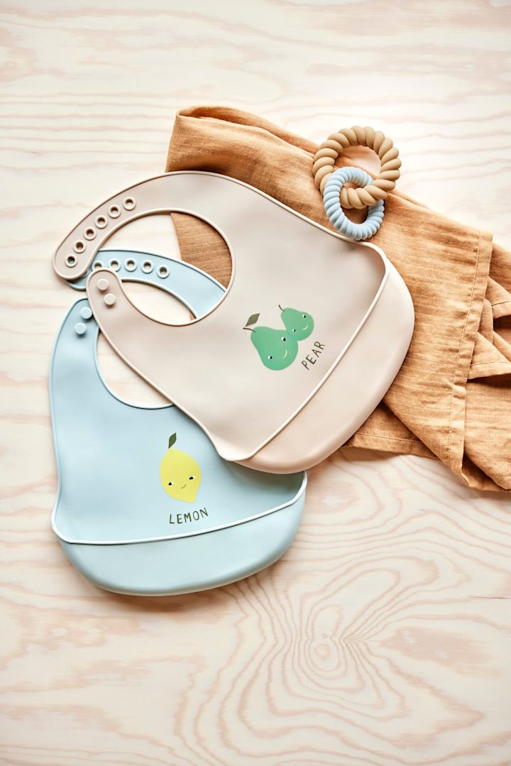 Les bavoirs Yummy de OYOY sont en silicone, ornés d'adorables motifs en forme de fruits et, grâce à leur renflement, ils recueillent à tout moment les restes de nourriture, ce qui en fait un cadeau particulièrement pratique pour la baby shower.