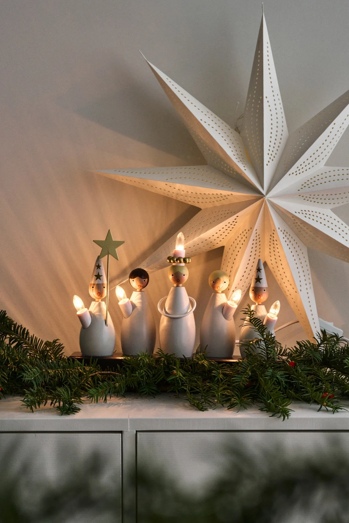 Décoration de Noël scandinave : le bougeoir de fenêtre de l'Avent **Lucia-Chor** de **Star Trading** est posé sur une commode et apporte une ambiance festive dans chaque pièce.