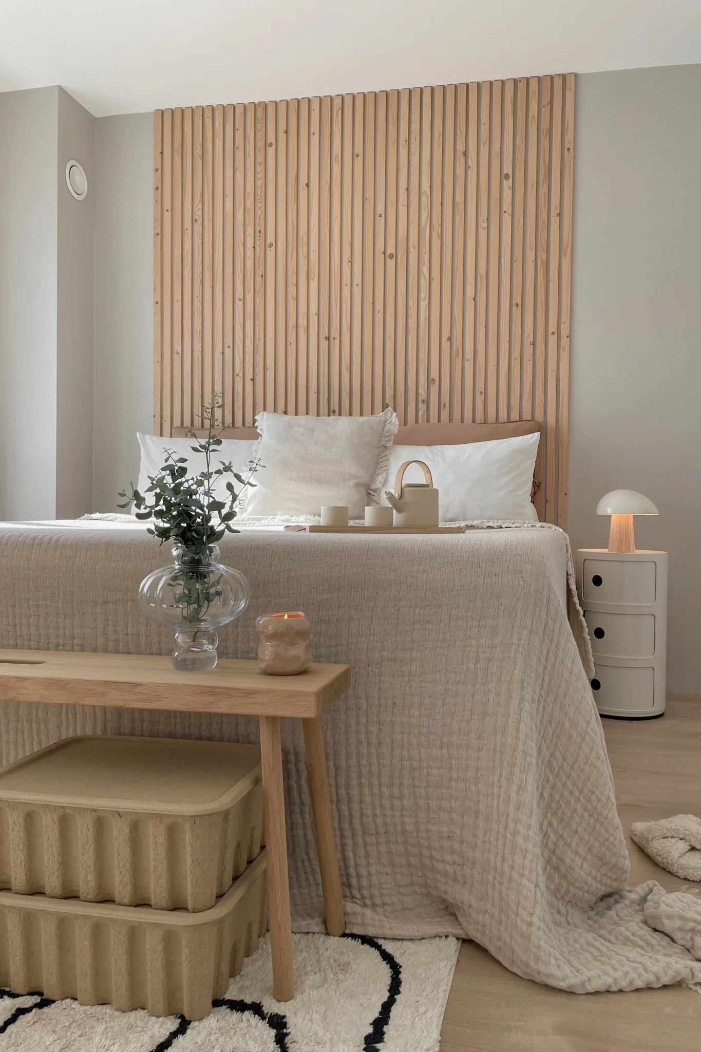 La chambre à coucher scandinave Feng Shui dans les tons beiges avec de nombreux textiles de @our_home_living.