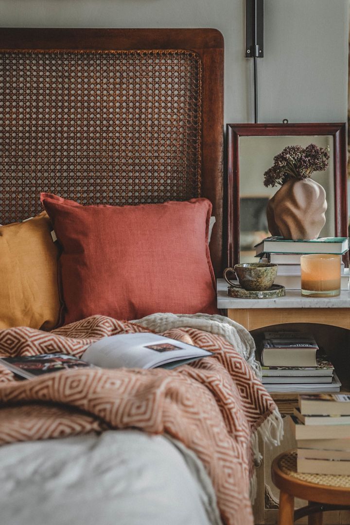 Boho et autres styles d'aménagement : dans le style boho, les couleurs ne doivent pas manquer - mettez par exemple l'accent sur des coussins colorés, comme ici @hannesmauritzon dans sa chambre à coucher.