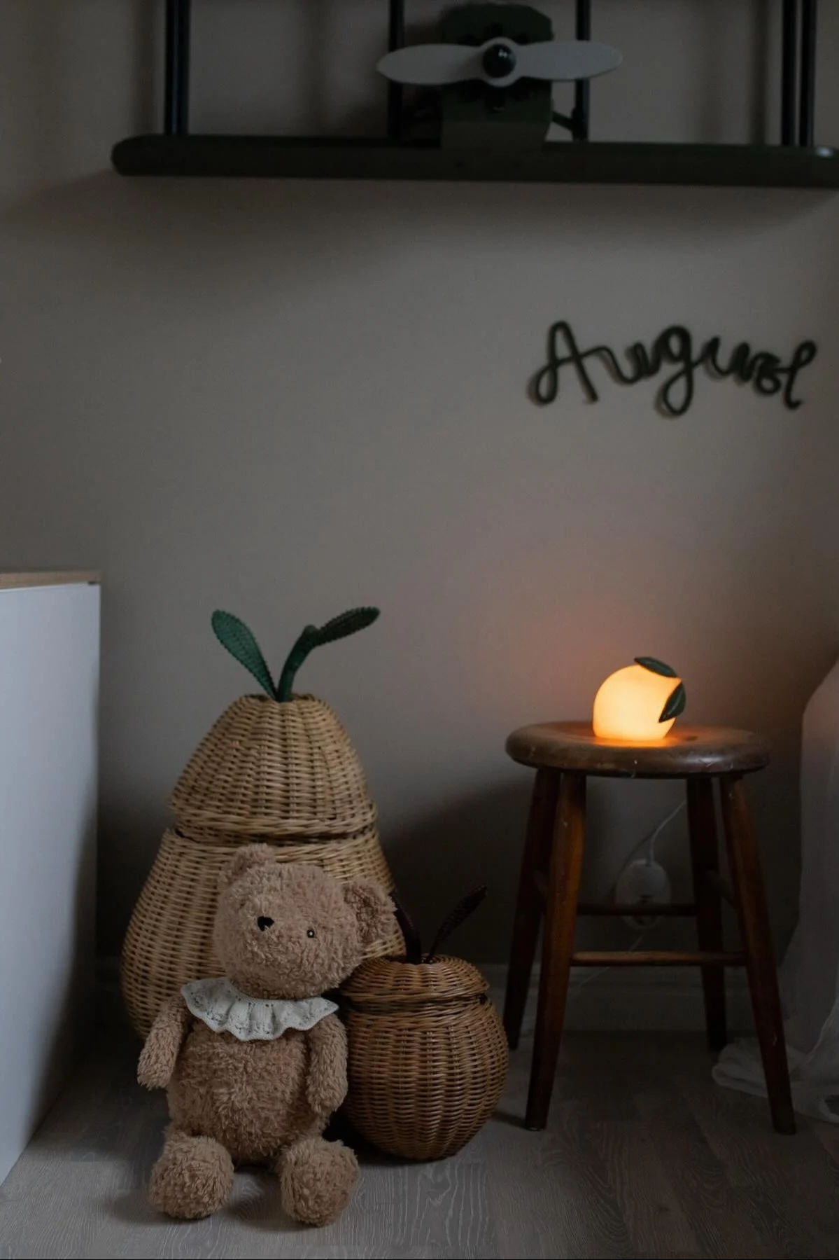 Le panier de rangement Pear n'est pas seulement décoratif, il est aussi pratique, ce qui en fait un super cadeau pour la baby shower.