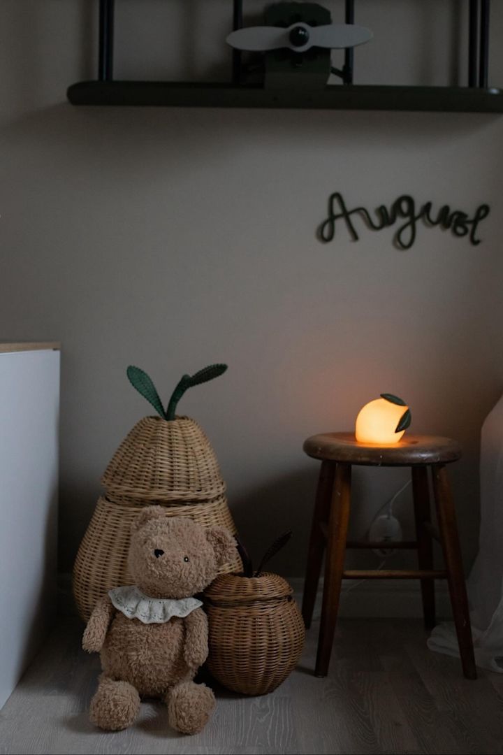 Le panier de rangement Pear n'est pas seulement décoratif, il est aussi pratique, ce qui en fait un super cadeau pour la baby shower.