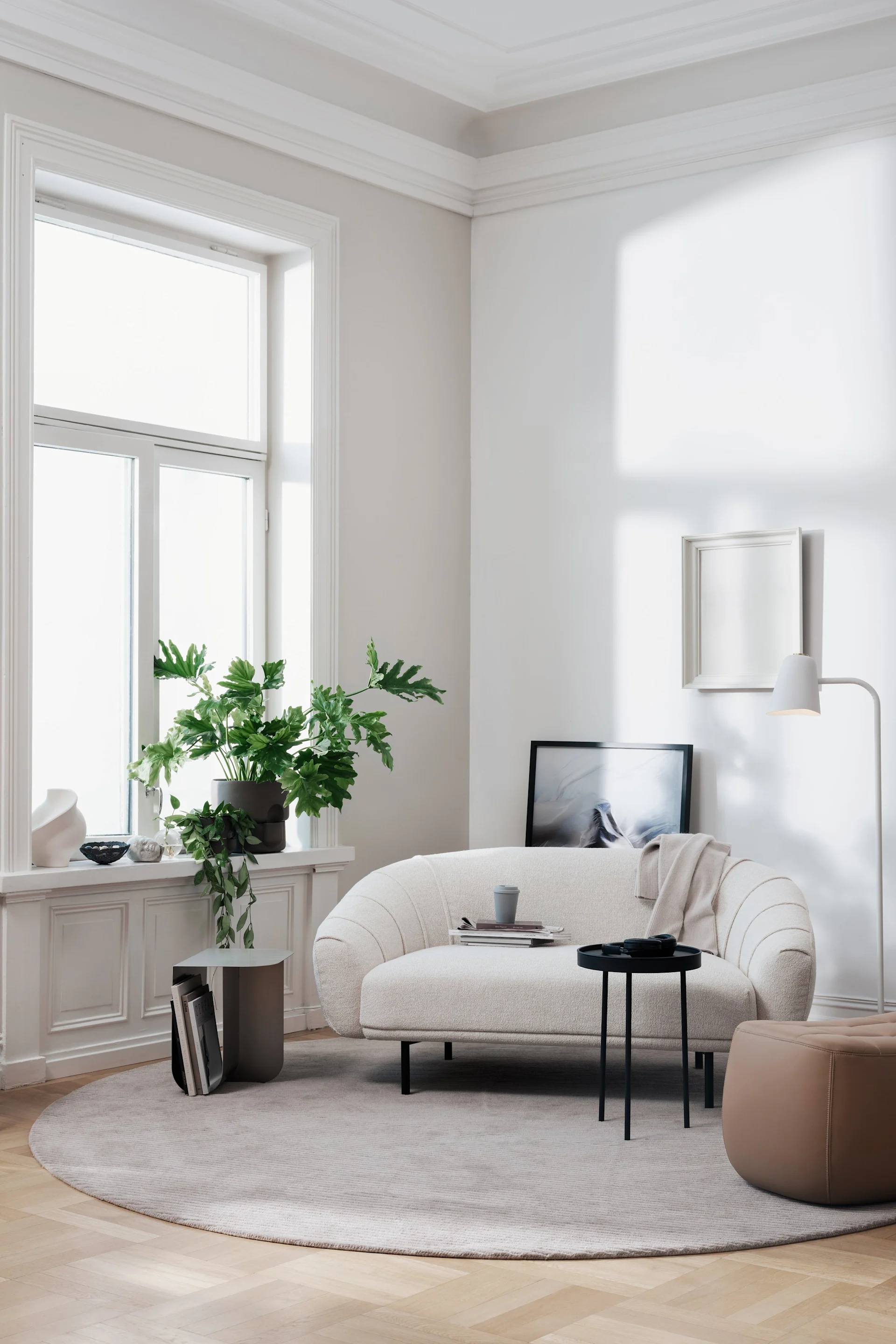 Tapis pour le salon : Le tapis rond Row de Northern se trouve dans un salon lumineux et scandinave.