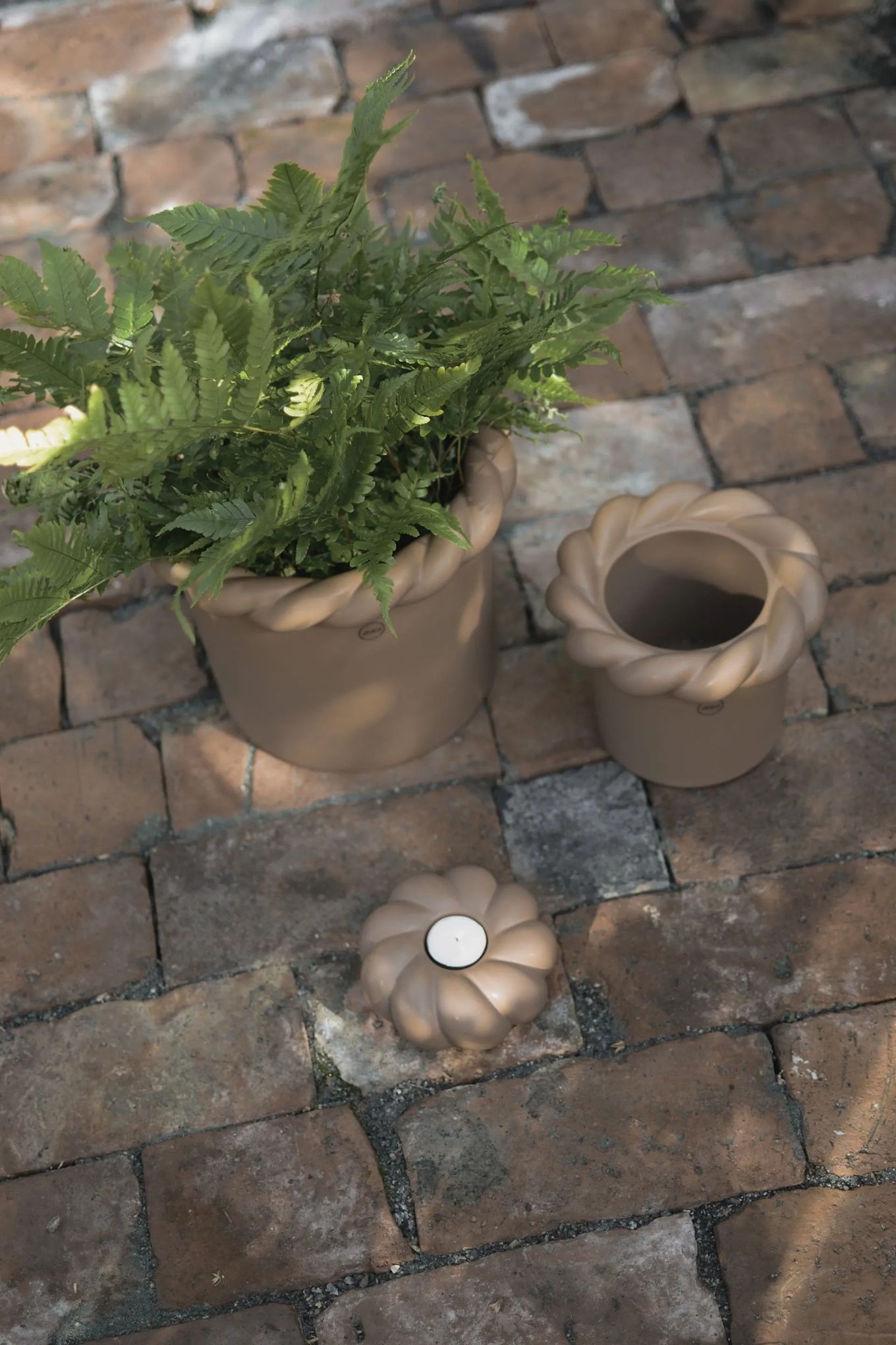 Pots de fleurs pour l'extérieur : ici, vous voyez le pot de fleurs Twine en beige de différentes tailles posé sur une terrasse.
