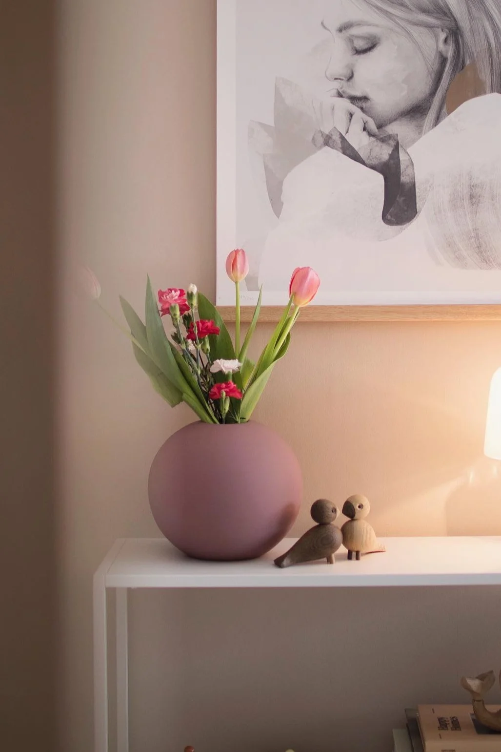 Les Lovebirds de Kay Bojesen, ici posés sur une étagère, sont le cadeau idéal pour la Saint-Valentin.