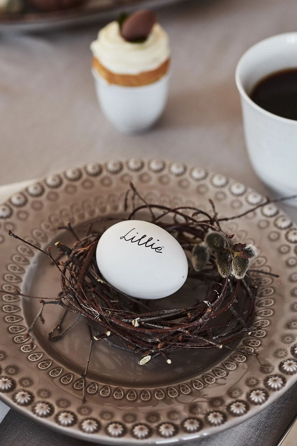 Pour Pâques, fabriquez un petit nid d'oiseau avec des brindilles de bouleau, placez-le sur une assiette et mettez-y un œuf étiqueté à votre nom.