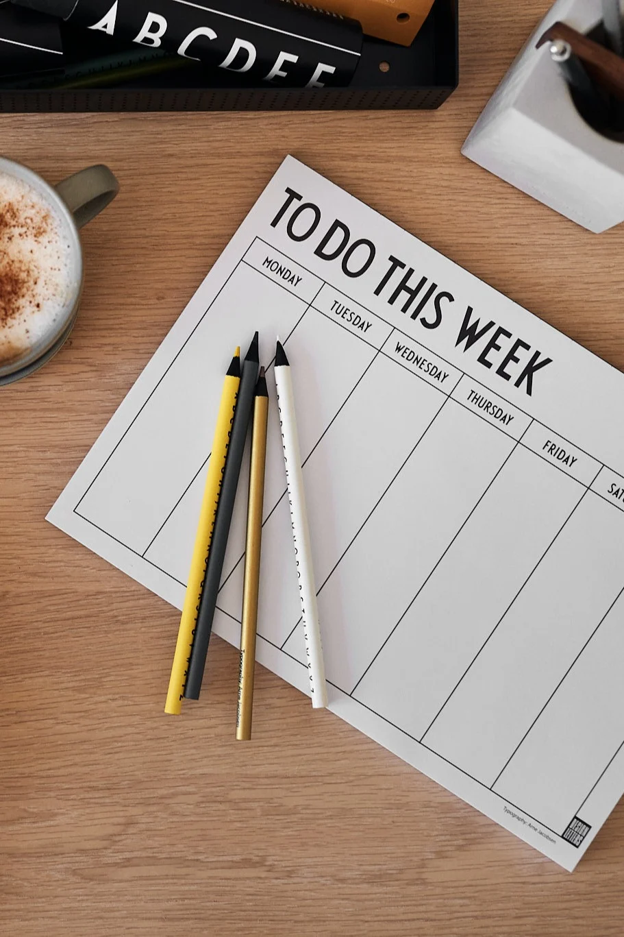 Aménager un petit bureau à domicile : décorez votre petit bureau à domicile avec des détails pratiques tels que l'agenda hebdomadaire de Design Letters. 