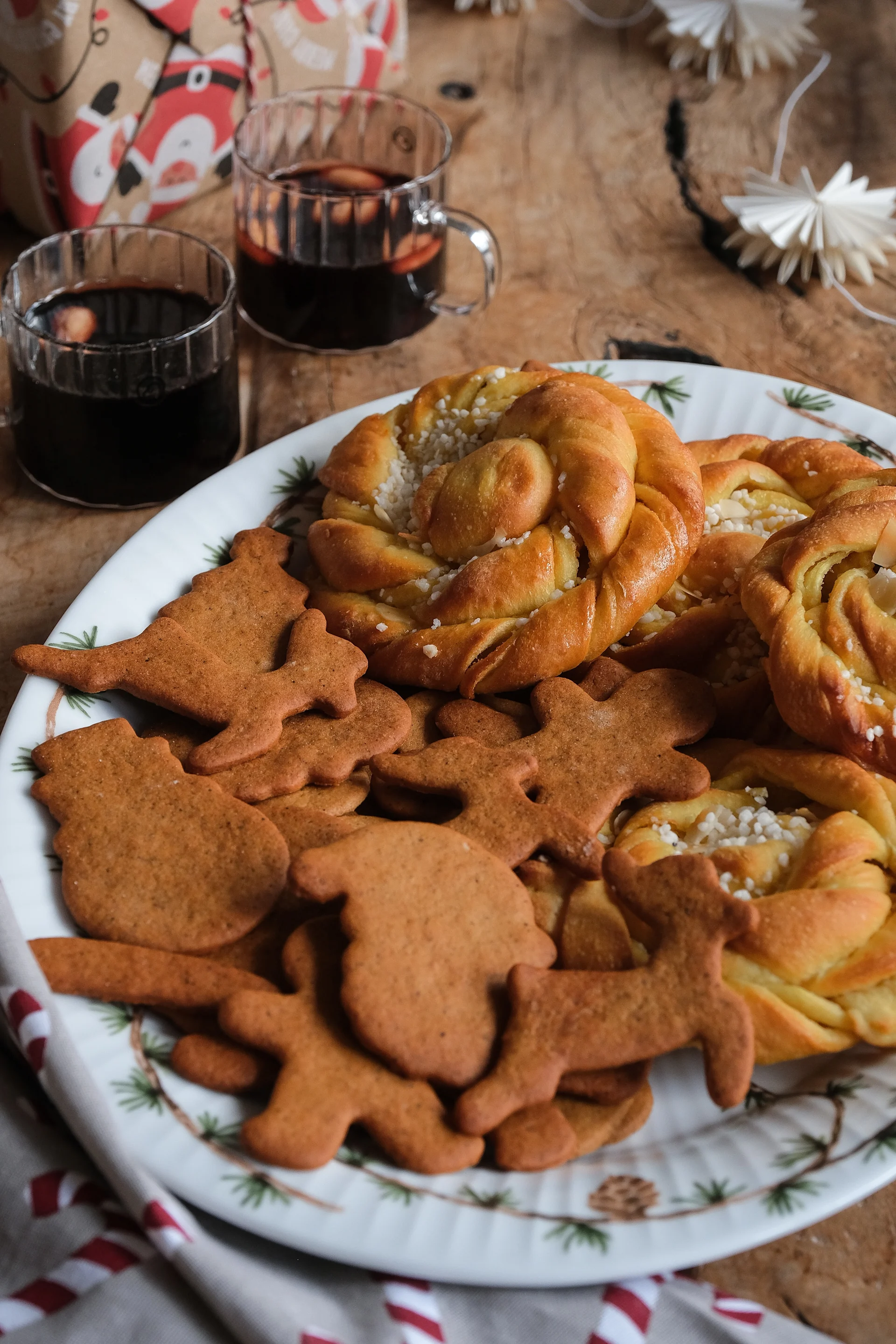 Biscuits de Noël suédois : un grand plateau de pains d'épices et de petits pains au safran et à la vanille, servis avec du vin chaud.