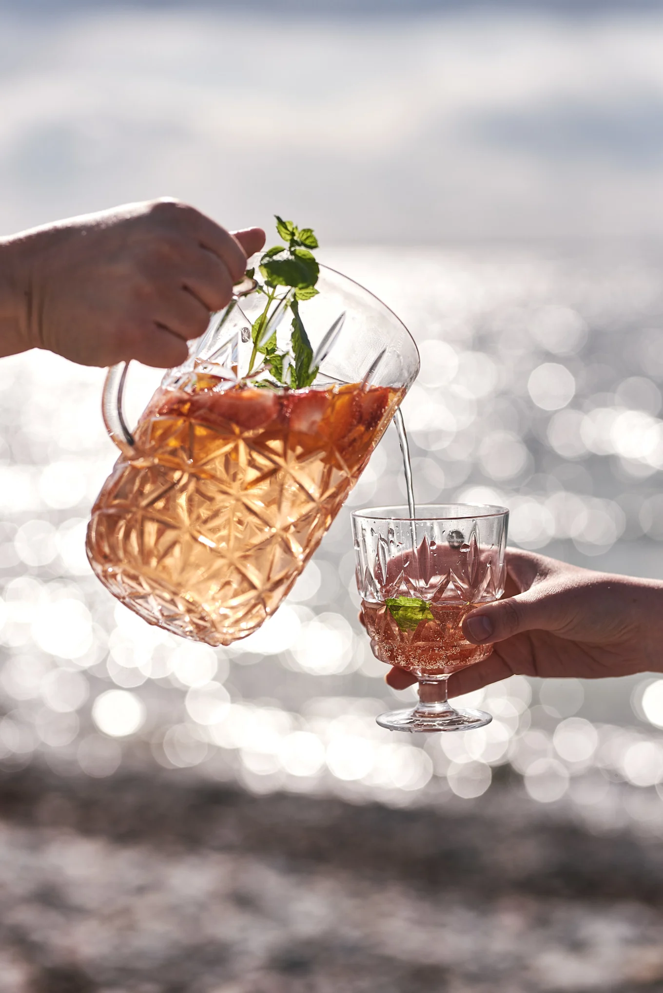 Verre de pique-nique en plastique Sagaform, rempli d'une sangria rafraîchissante sans alcool : la boisson estivale par excellence.