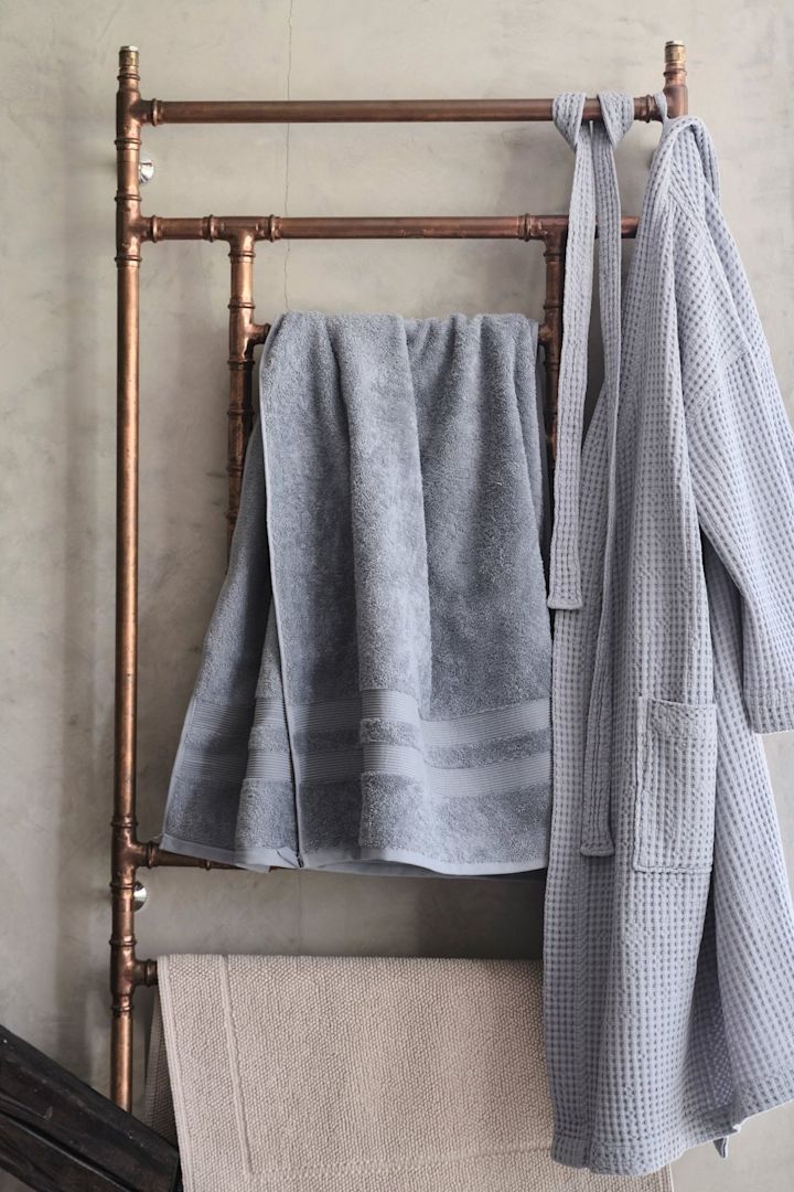 Un cadeau pour la baby shower ne doit pas nécessairement être pour le bébé. Offrez à la nouvelle maman quelque chose pour elle, par exemple le peignoir douillet Cialda de Mille Nottie pour des moments de détente.