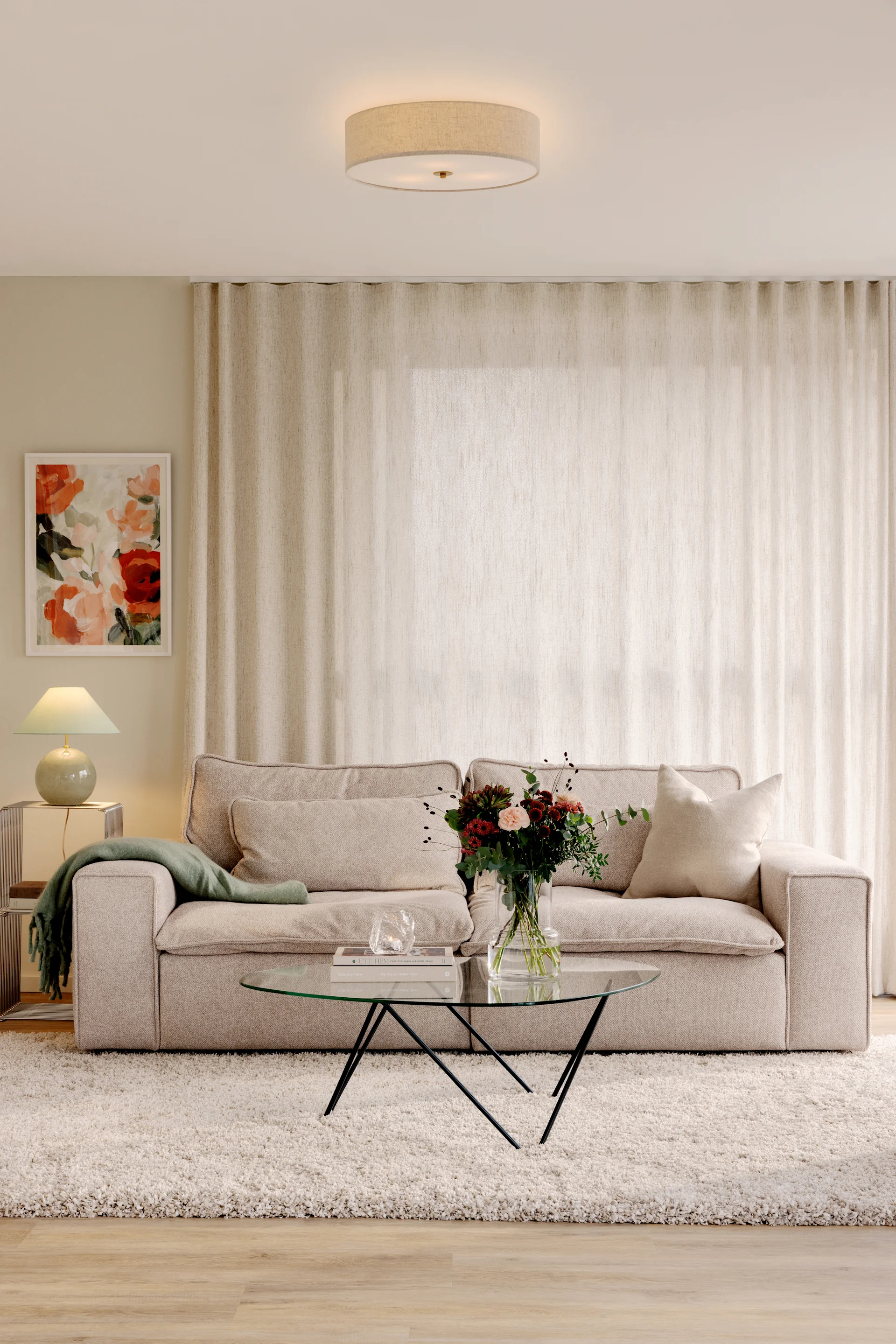 Plafonnier salon : le plafonnier classique Noah 35 de Globen Lighting est suspendu au plafond d'un salon confortable.