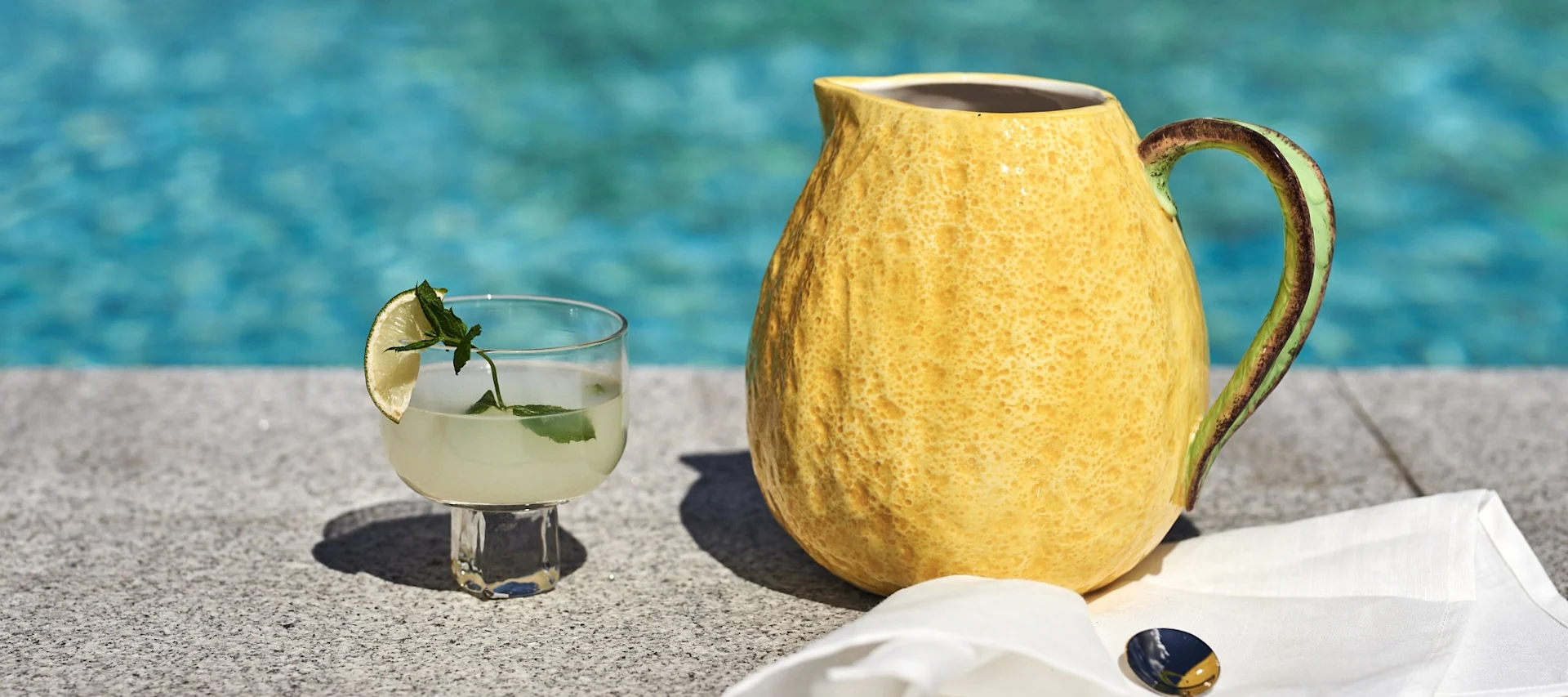 Recettes simples de cocktails alcoolisés et non alcoolisés - vous voyez ici une limonade rafraîchissante dans le verre Victoria de Byon.