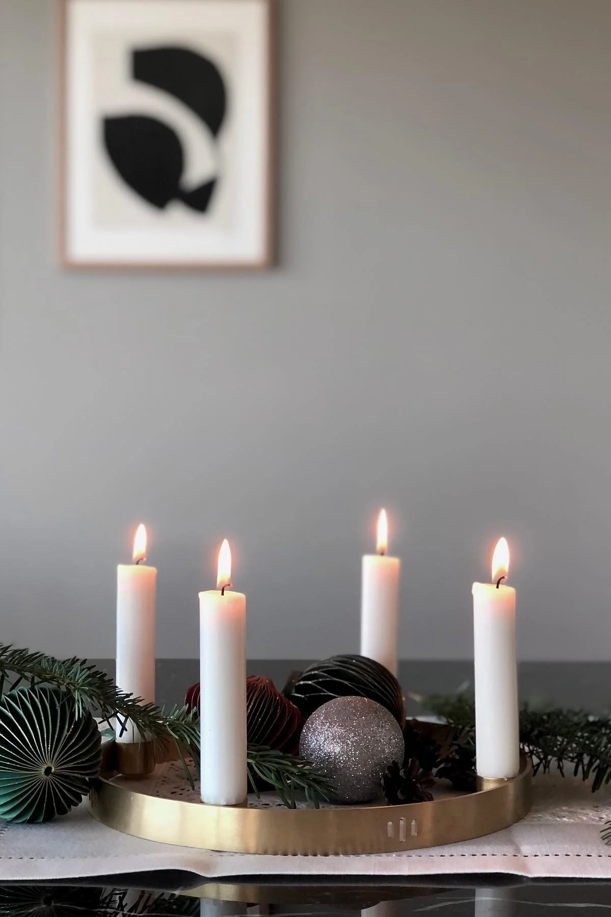 Inspirez-vous des magnifiques bougeoirs de l'Avent pour Noël. Découvrez ici le bougeoir Circle élégant et festif en doré de Ferm Living.
