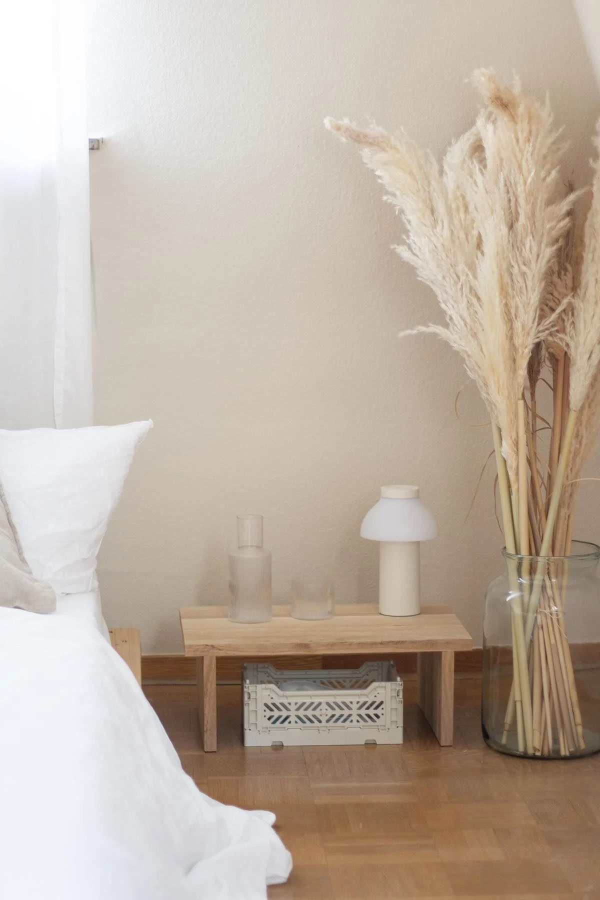 Boho et autres styles d'aménagement : le style boho ne signifie pas toujours qu'il faut être sauvage et agité. Vous pouvez aussi le concevoir dans des couleurs sobres, comme l'utilisatrice d'Instagram @b.wohnbar.