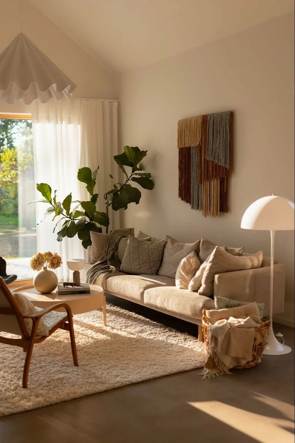 Décoration bohème dans un salon de style bohème : la décoration murale Tham de Tinted est accrochée dans le salon de @applaudden.