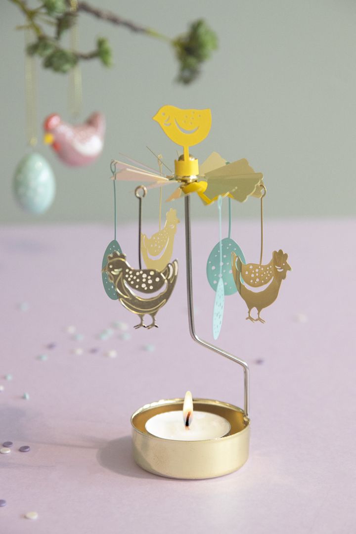 Le jeu de l'ange Henhouse de Pluto Design, avec des motifs de Pâques, est posé sur une table.