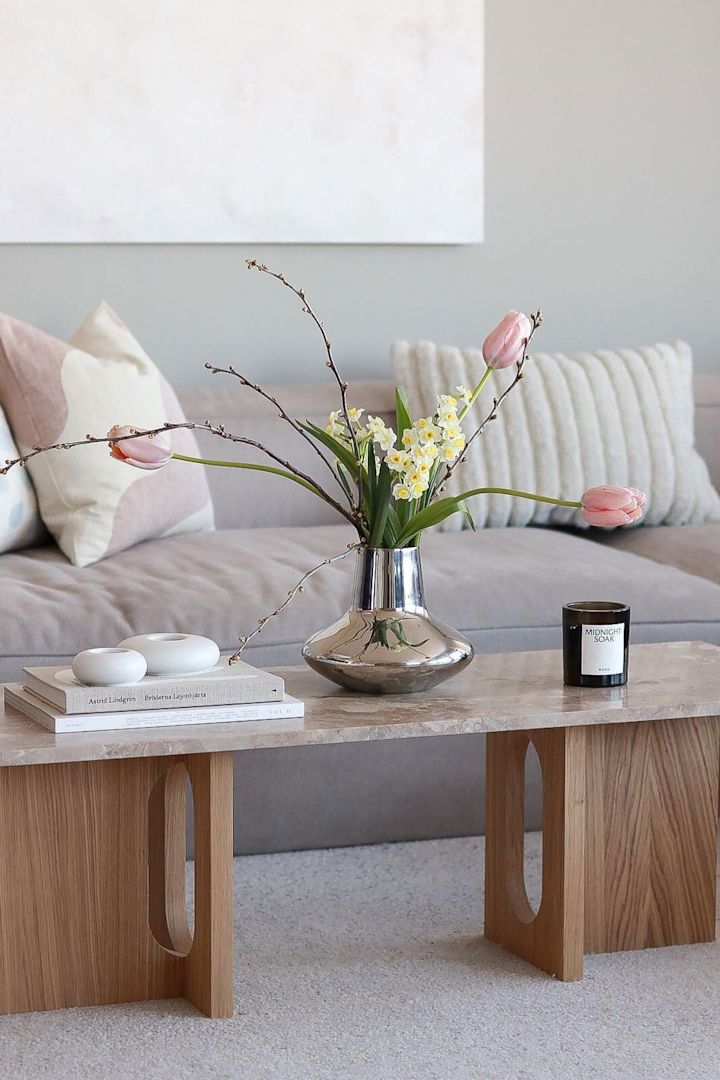 Le vase Henning Koppel est posé avec des tulipes sur la table basse Androgyne d'Audo Copenhagen dans la maison de @picsbyellen.