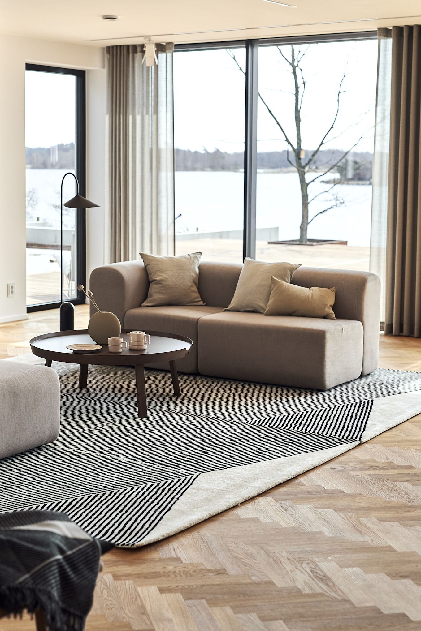 Disposez les rectangles de NJRD côte à côte pour créer un tapis confortable dans votre salon. 