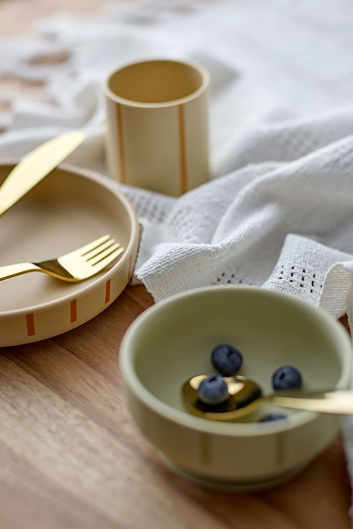 La vaisselle pour enfants Levi de Bloomingville se compose d'une assiette, d'un bol et d'un gobelet, est fabriquée en silicone et dispose de ventouses sur le dessous pour que l'assiette et le bol ne glissent pas pendant le repas, ce qui fait de cet ensemble un super cadeau pour la baby shower.