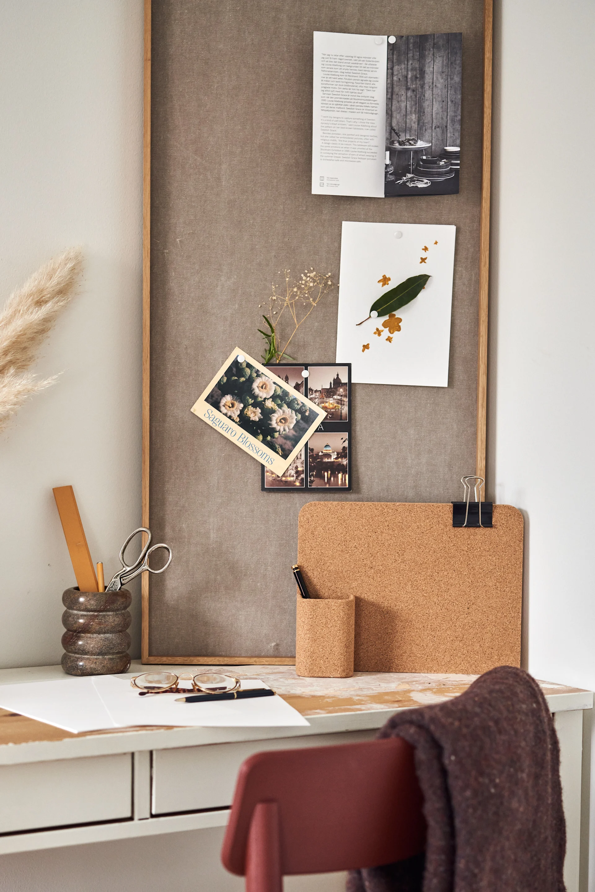 Cadeau pour la Saint-Valentin : ici, le tableau d'affichage Scenery de Ferm Living est posé sur un bureau.