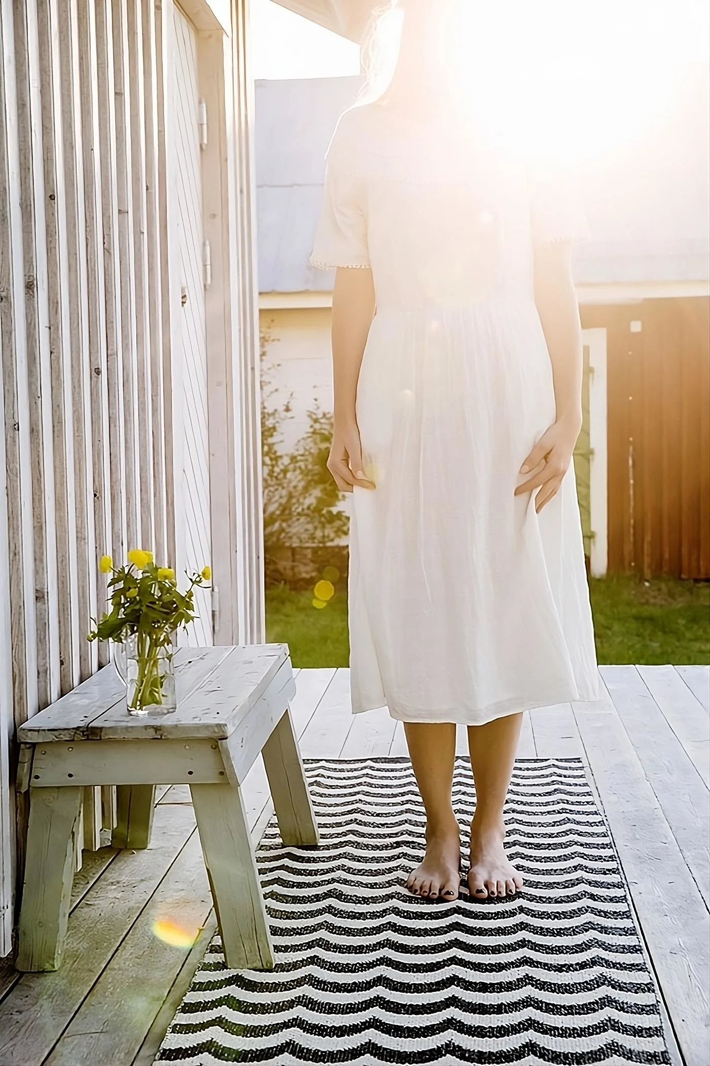 Tapis d'extérieur : le tapis Ocean vin Brita Sweden à motifs noirs et blancs est également idéal pour votre véranda et attire également tous les regards.
