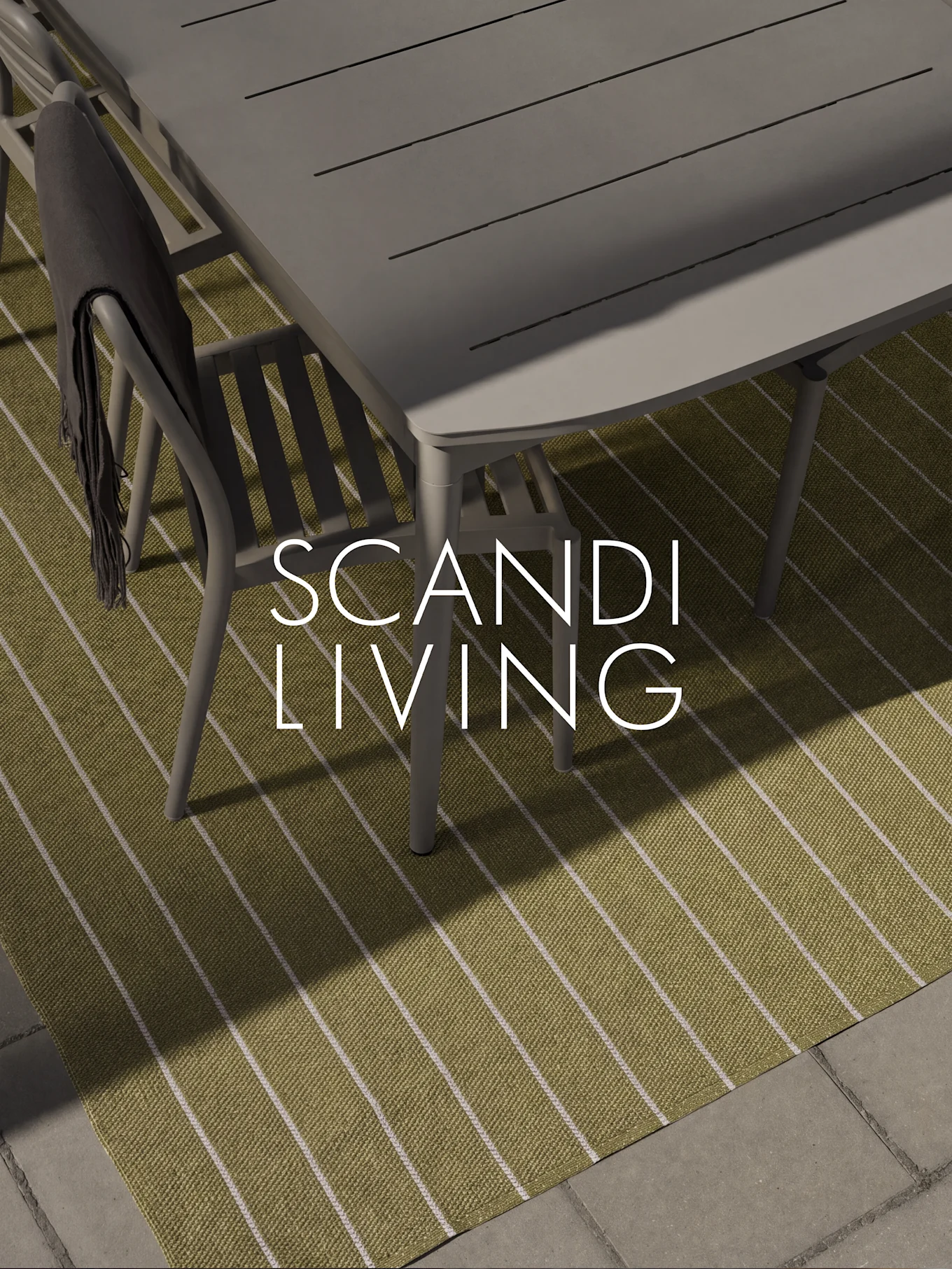 Ensemble de salle à manger extérieur sur tapis rayé vert avec plaid foncé, incrustation de texte 'SCANDI LIVING'.