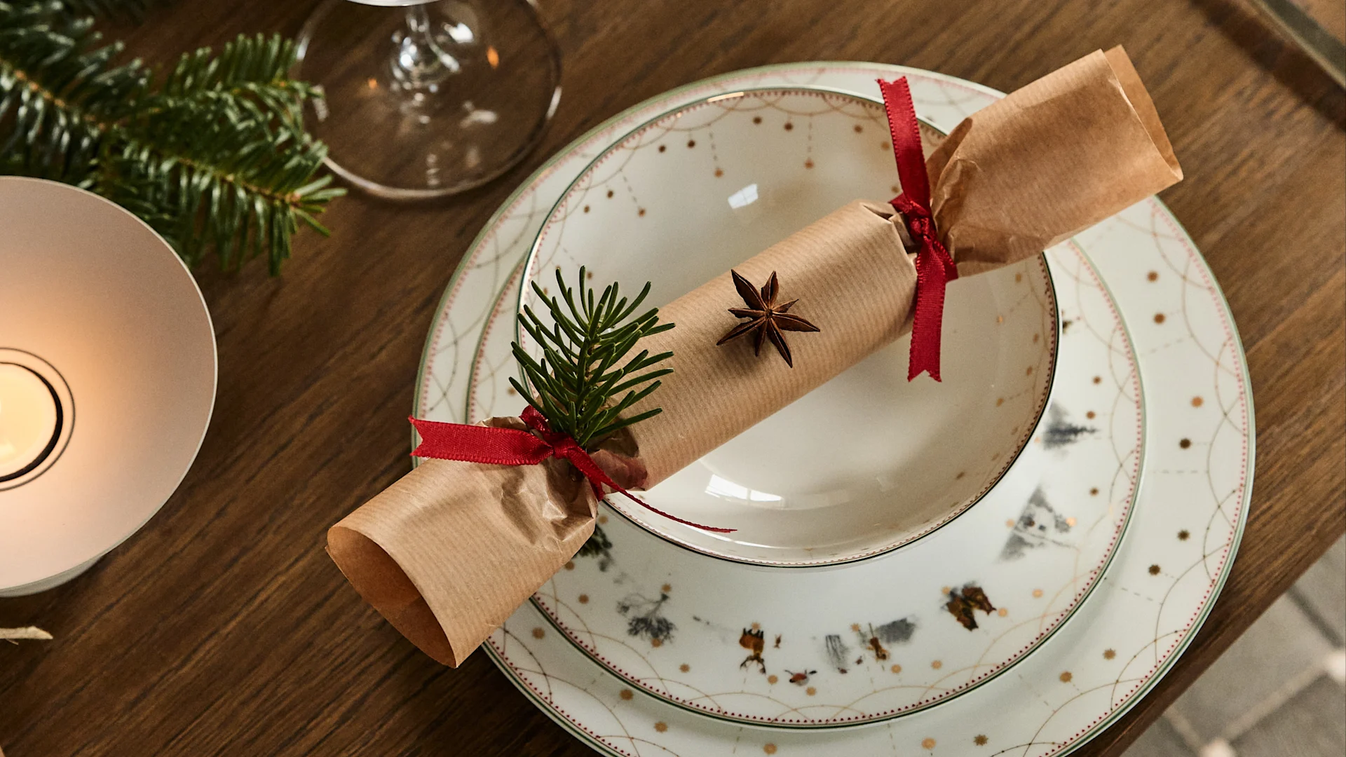 Voici l'une de nos 5 décorations de table de Noël : Une table élégamment dressée avec de la vaisselle Julemorgen de Wik & Walsøe.