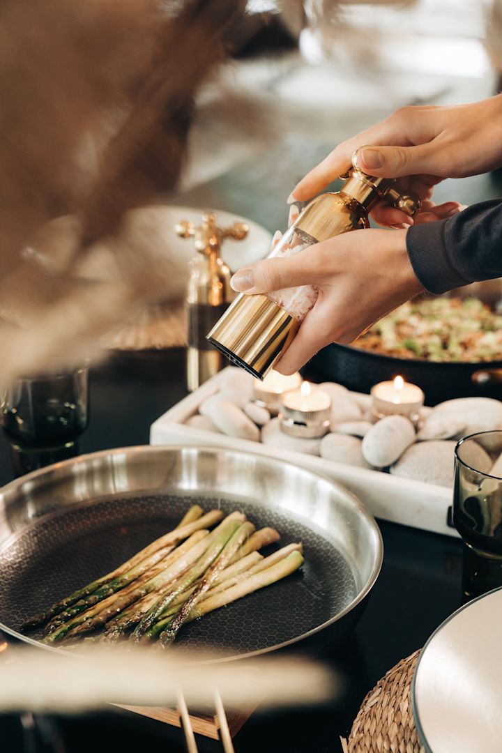 Les asperges sont rôties dans la poêle en cuivre Mjölner de Vargen & Thor.