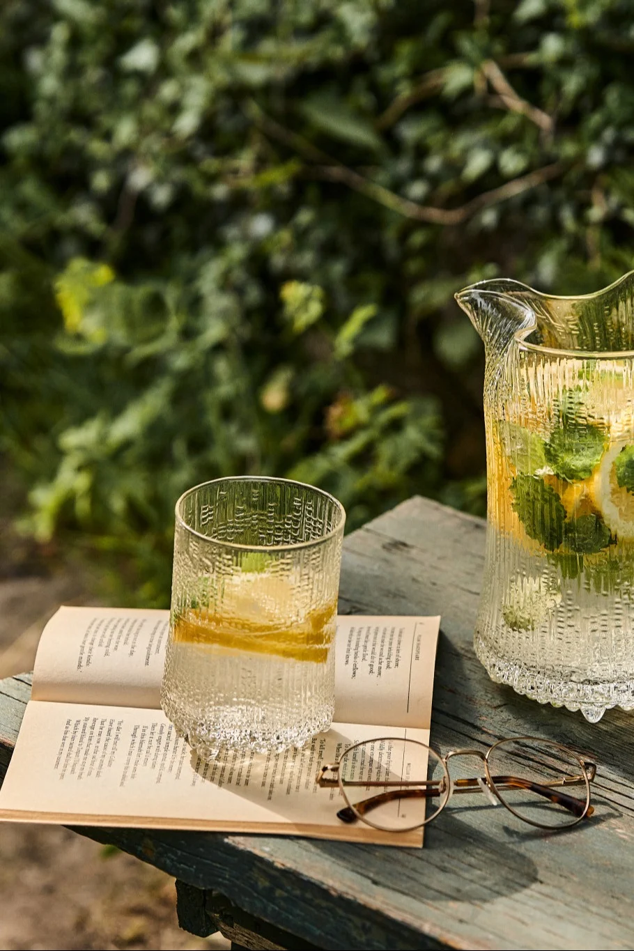 Summer Breeze est un cocktail sans alcool à base de citron et de menthe, servi ici dans le jardin dans un verre highball Ultima Thule de Iittala.