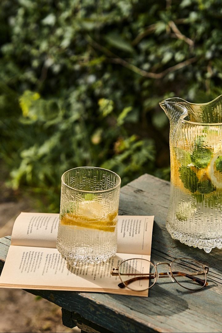 Summer Breeze est un cocktail sans alcool à base de citron et de menthe, servi ici dans le jardin dans un verre highball Ultima Thule de Iittala.