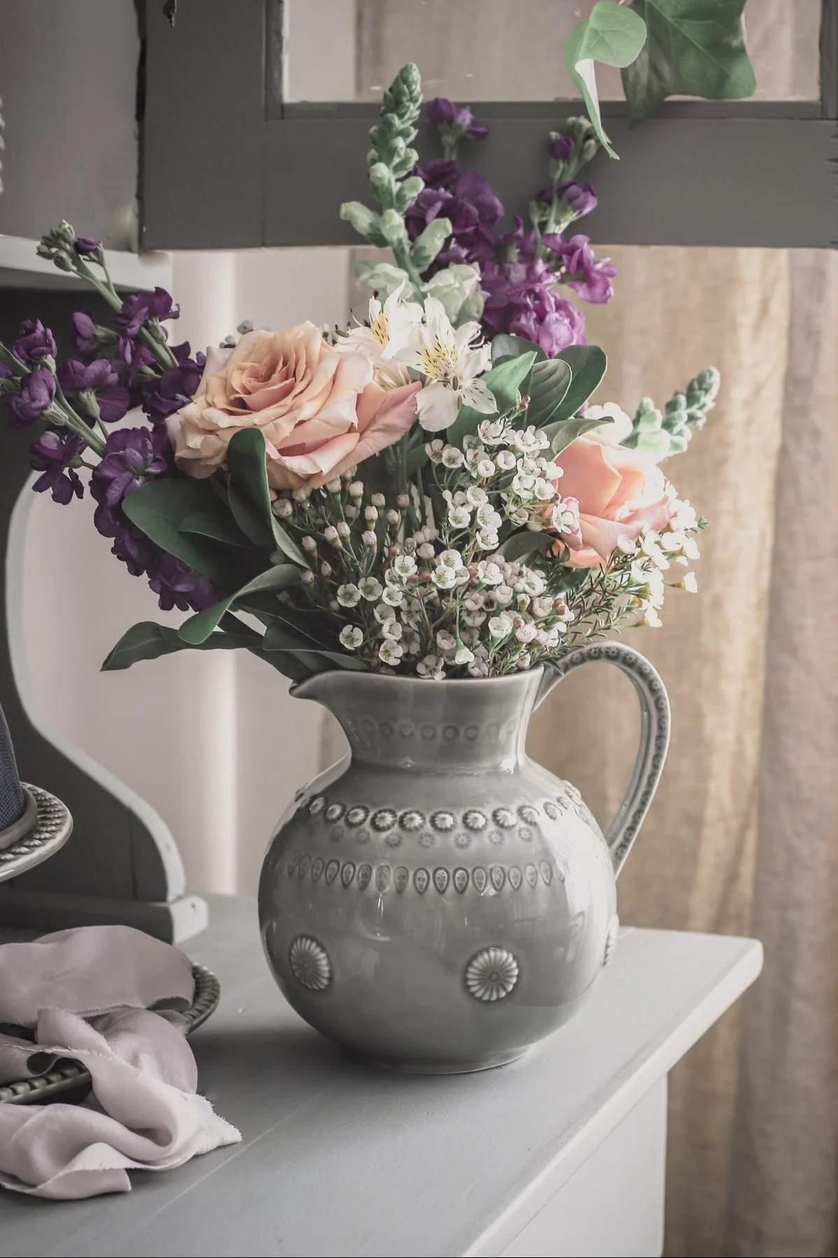 Boho et autres styles d'intérieur : placez des fleurs pastel dans un pot comme celui-ci de PotteryJo, comme l'utilisatrice Instagram @bellalulu.interiors, pour obtenir un look romantique et rustique.