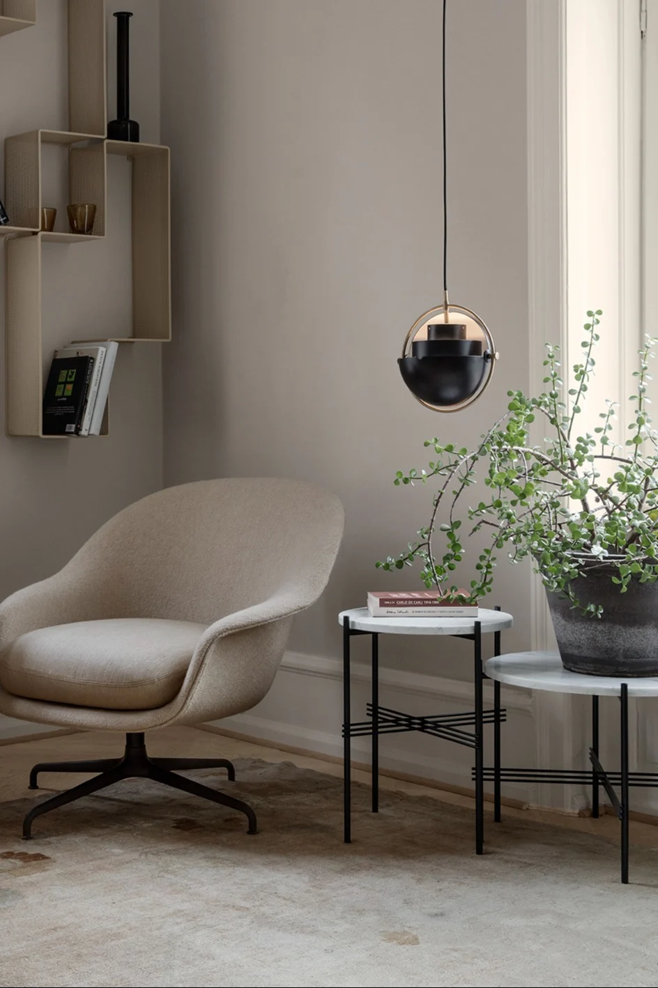 Lampes scandinaves : la suspension Multi-Lite noire de Gubi est suspendue dans un salon scandinave.