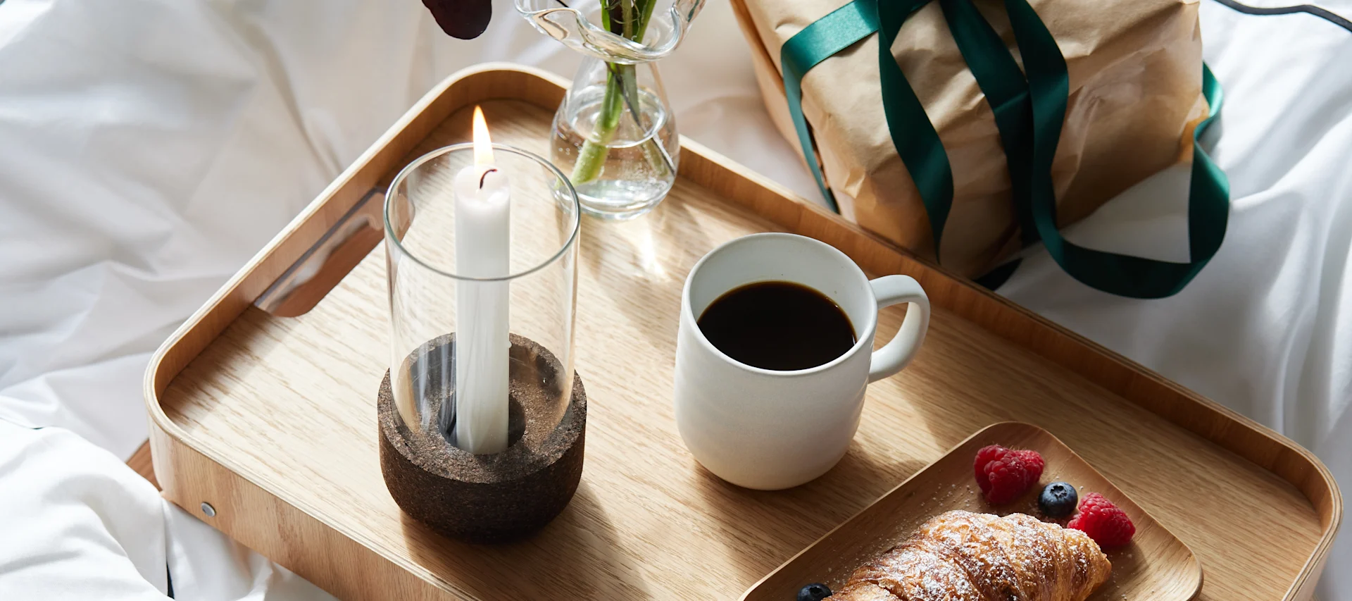 Un couple partage un dessert et un cocktail à partir de la coupe Hay Italian Ice Cream et du verre Essence Cocktail lors de la Saint-Valentin.