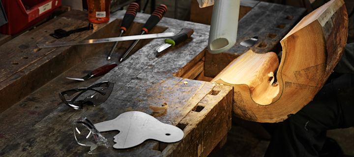Verrerie Iittala : un moule en bois d'Alvar Aalto est en train d'être formé.