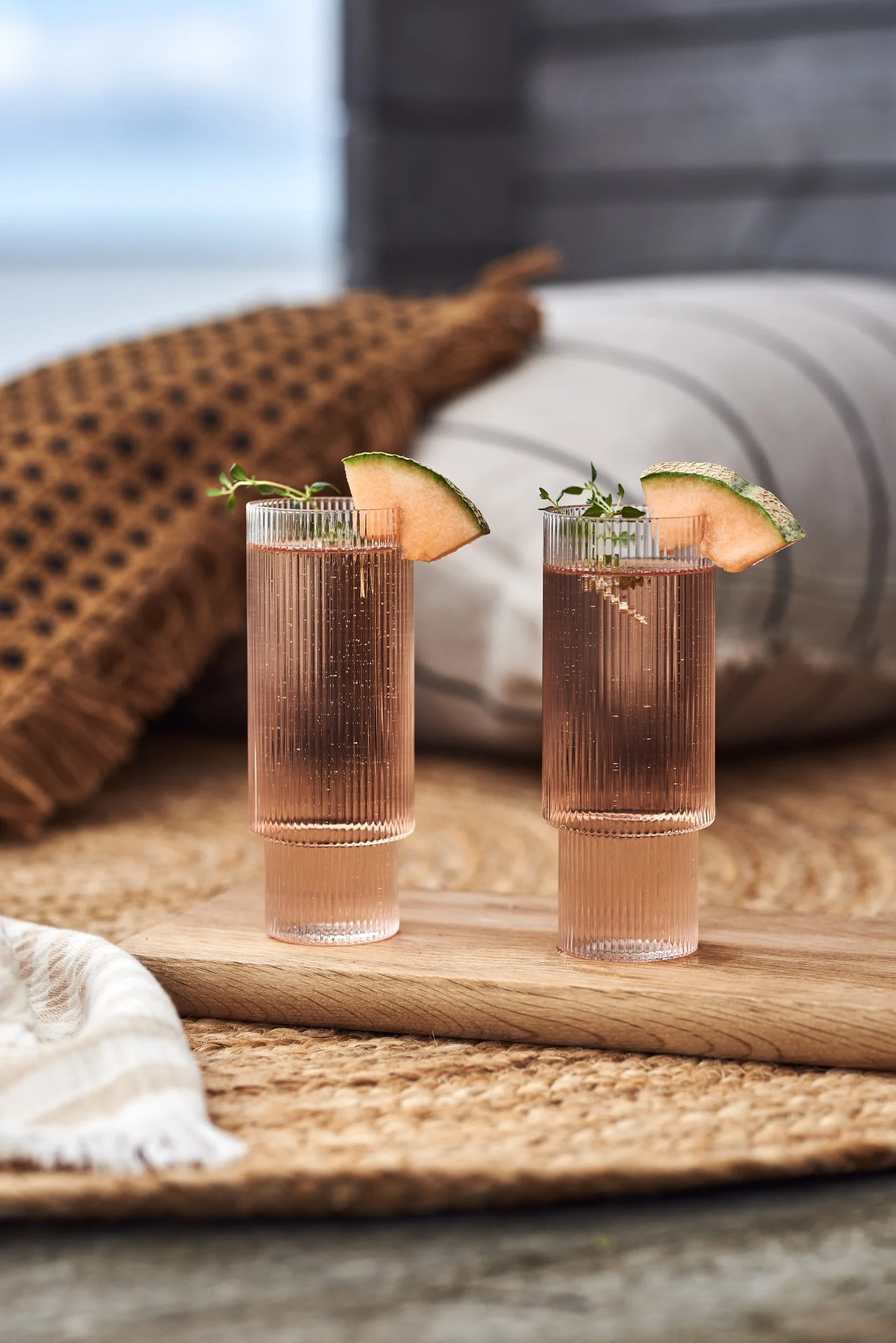 Essayez ces recettes simples de boissons estivales. Voici un savoureux cocktail au melon dans les verres cannelés Ripple de Ferm Living.