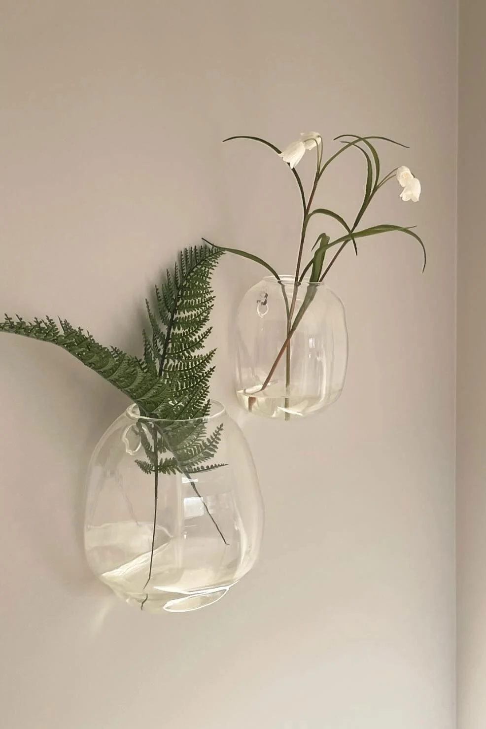 Une décoration simple est essentielle pour le Feng Shui. Ici, deux vases Pebble sont accrochés au mur dans la maison de @elisesinterior.