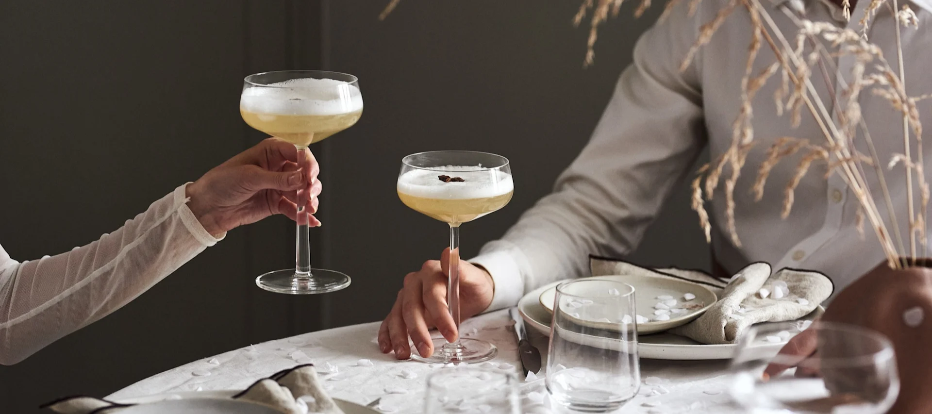 4 recettes de cocktails festifs pour le nouvel an - boissons à la fleur de sureau dans le verre à cocktail Iittala Essence.