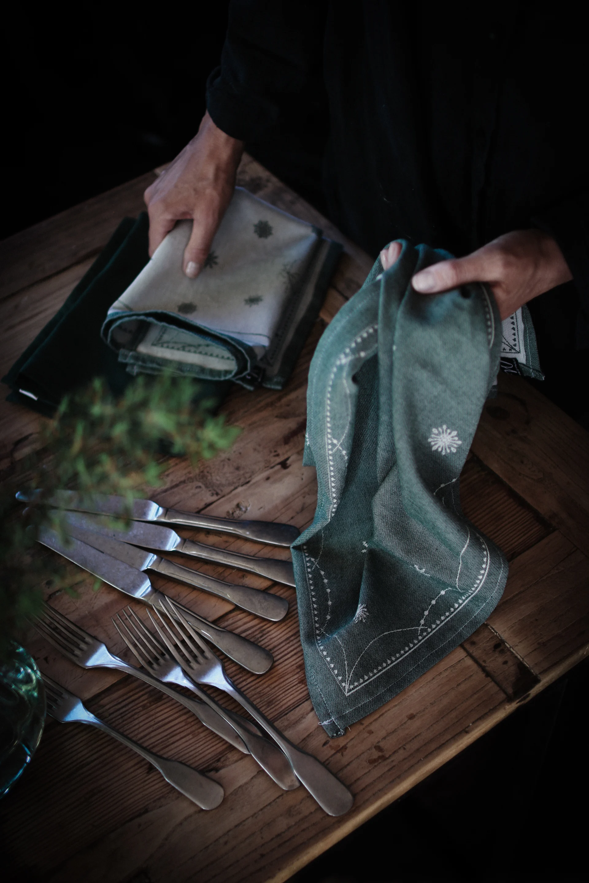 Une table avec des couverts et des serviettes Julemorgen de Wik & Walsøe.