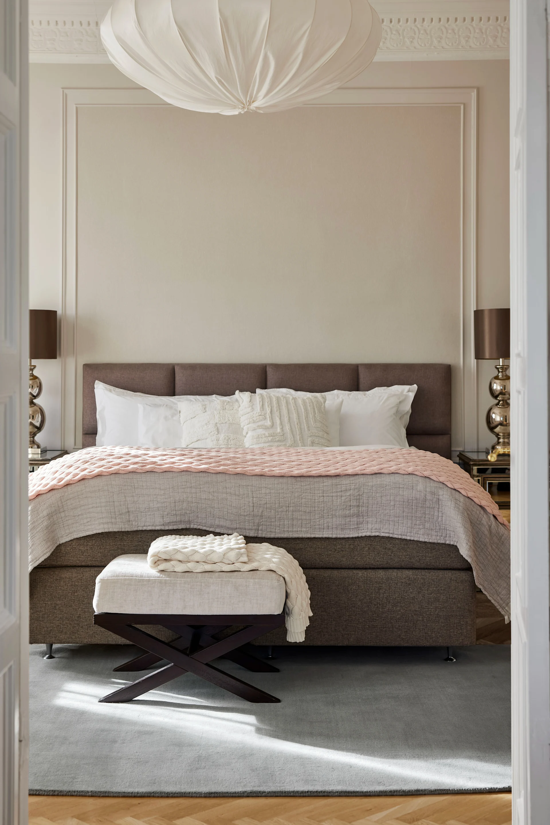 Tapis pour la chambre à coucher : Le tapis bleu Solid de Classic Collection est placé devant le lit dans la chambre à coucher.