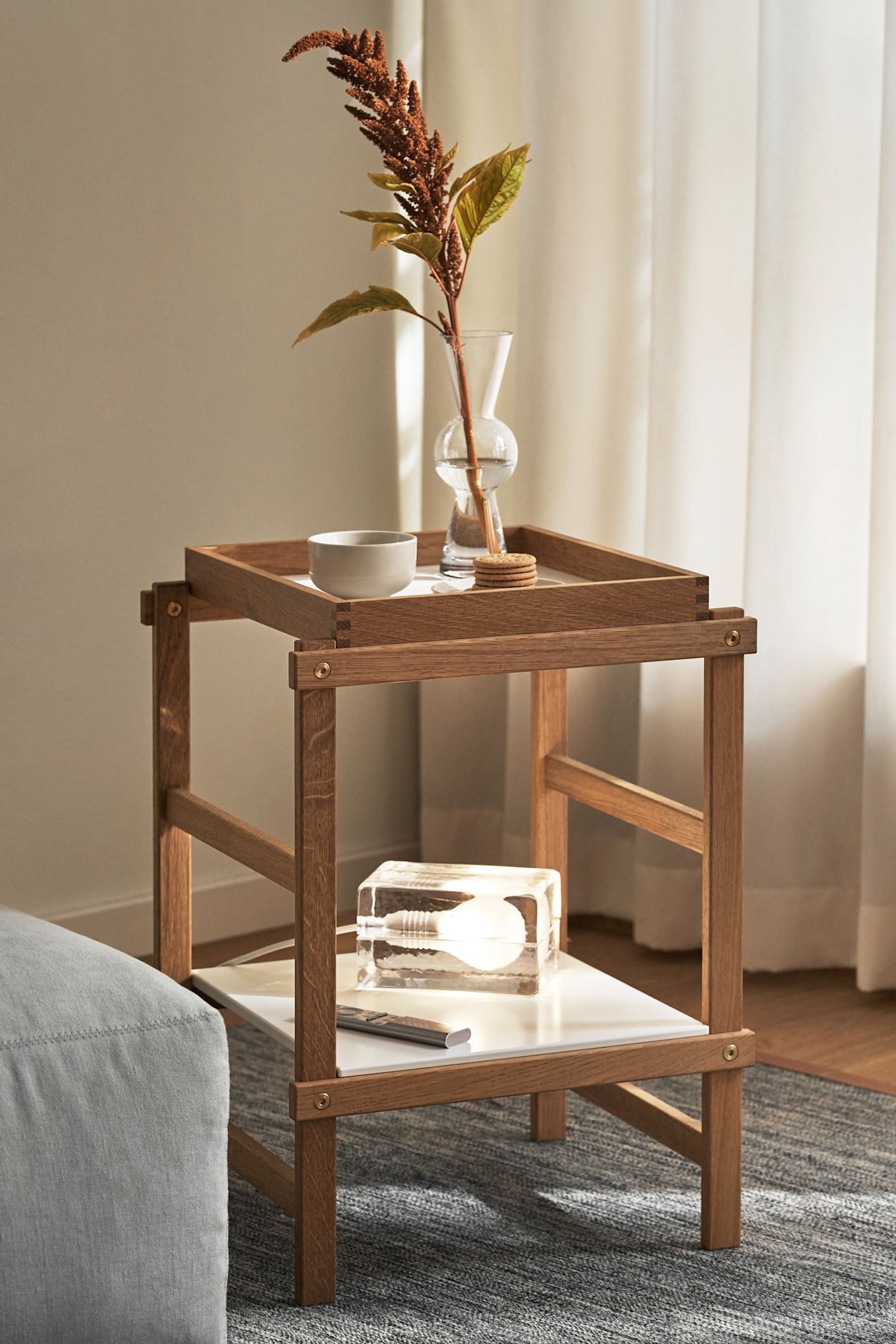 La table d'appoint Frame de Design House Stockholm avec la célèbre lampe Block. 