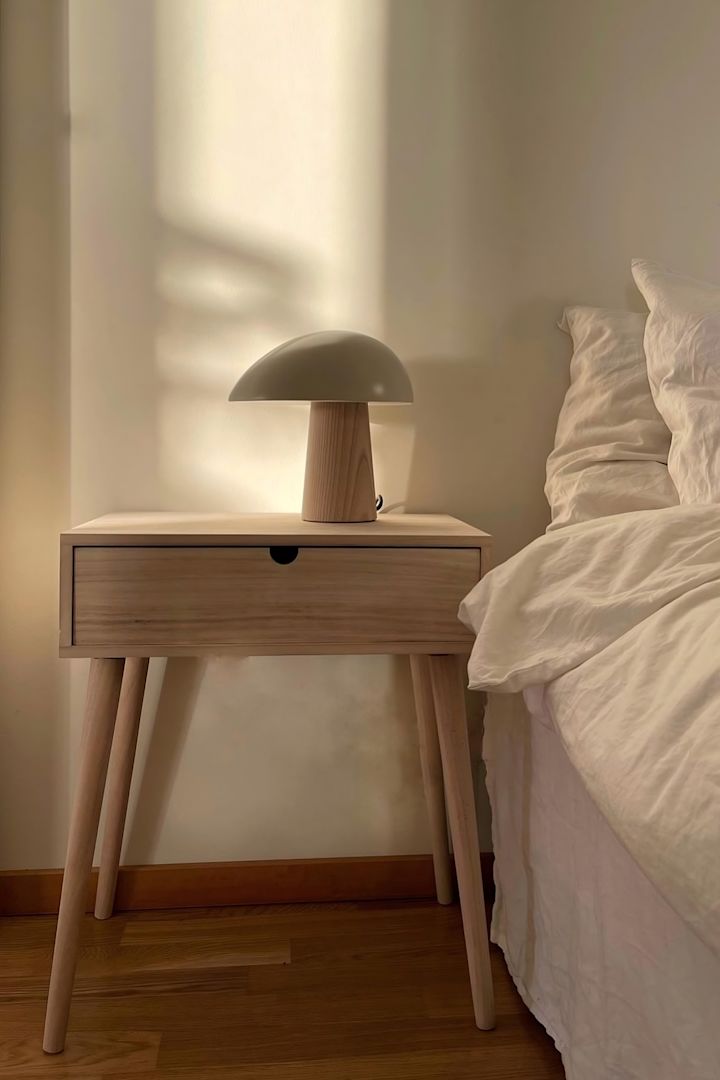 Pour le Feng Shui, un aménagement sobre est idéal. @homebyhanna a placé une table de chevet sobre en bois à côté de son lit, sur laquelle repose la lampe de table Night Owl de Fritz Hansen.