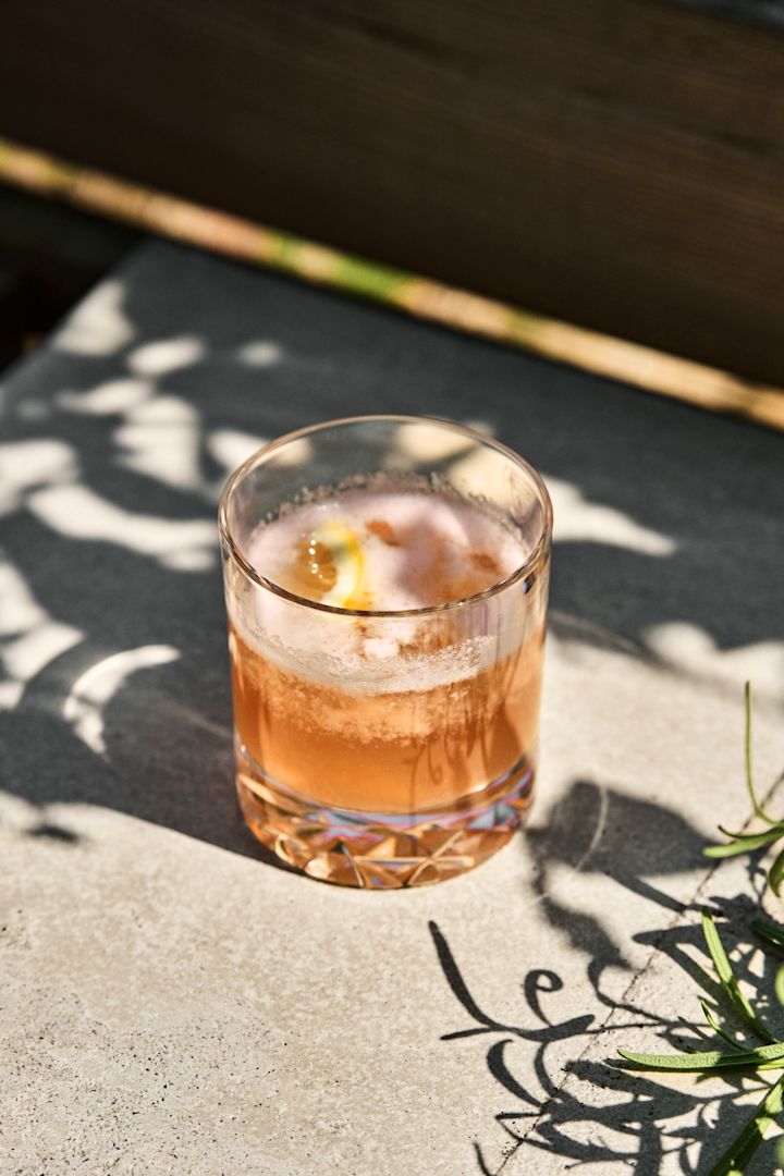 Essayez un cocktail sans alcool original : le Peachy Herb Fizz, servi ici dans un verre Carat Old Fashioned d'Orrefors.