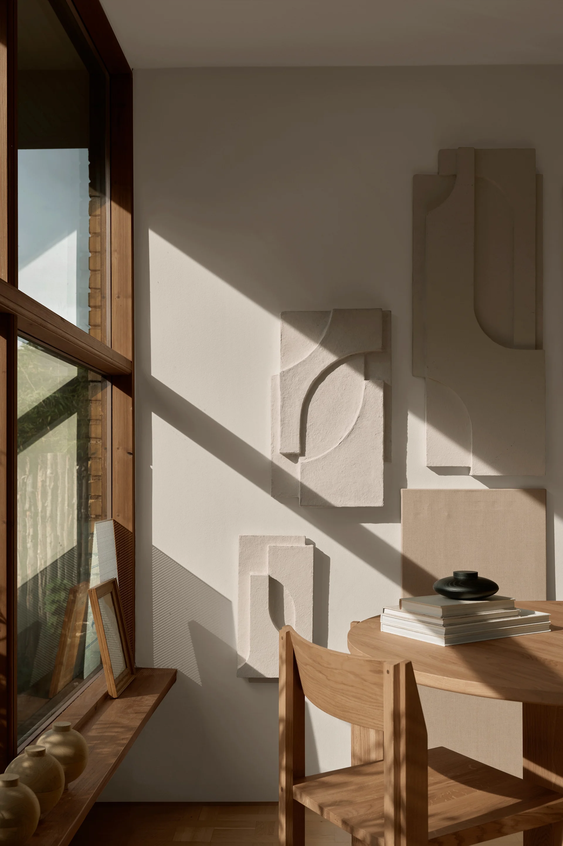 Décorez votre mur avec la décoration murale sculpturale Serif Relief de Kristina Dam Studio.