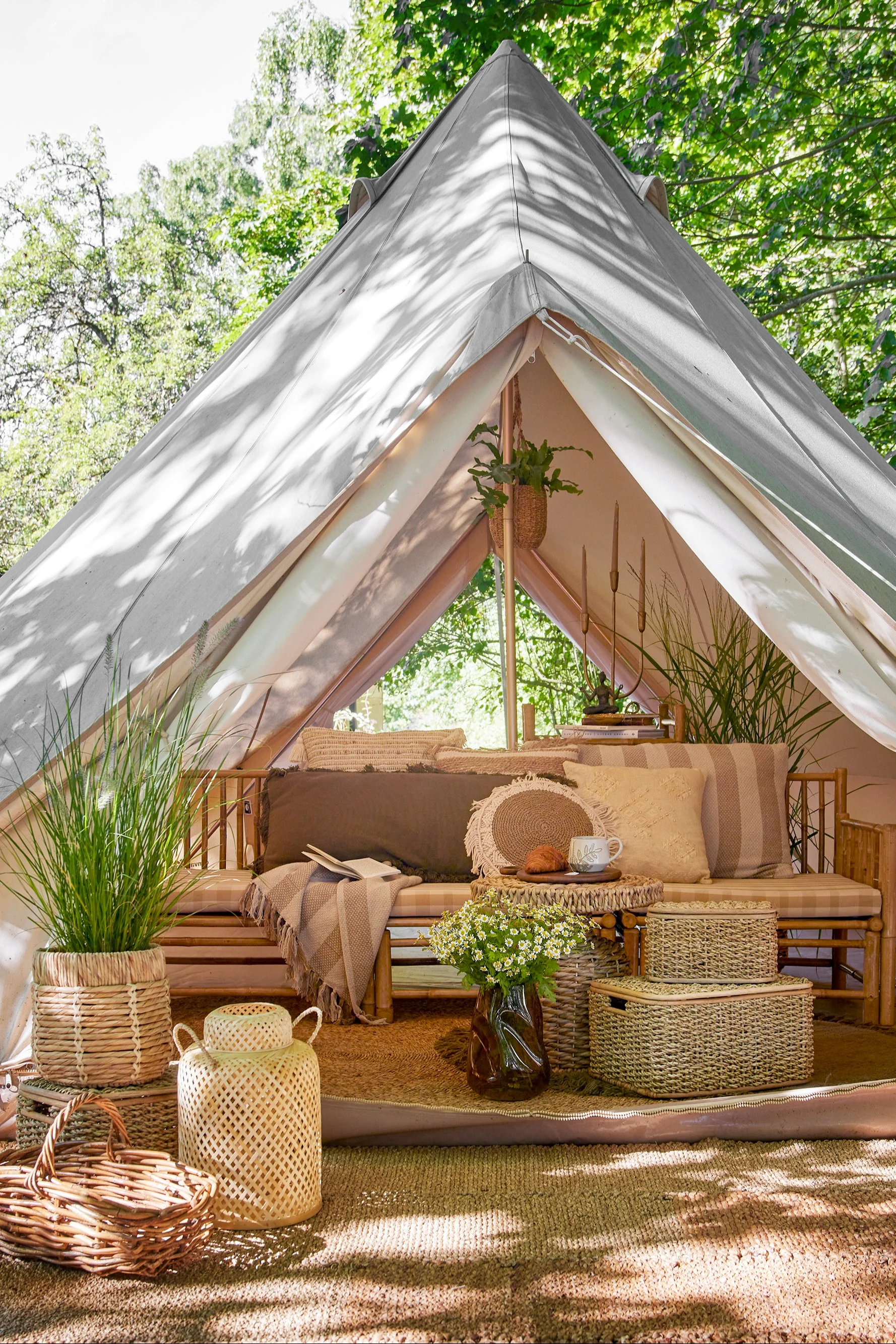 Augmentez le facteur de convivialité de votre terrasse avec des lanternes et des photophores d'extérieur en la décorant dans un style boho et en y accrochant par exemple la lanterne Musu en jute de Bloomingville.
